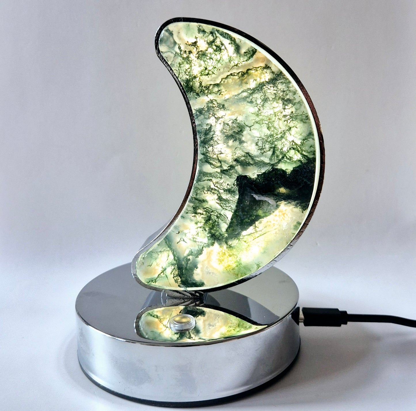 Mondlampe aus Rosenquarz mit goldenem Sockel, 19 cm