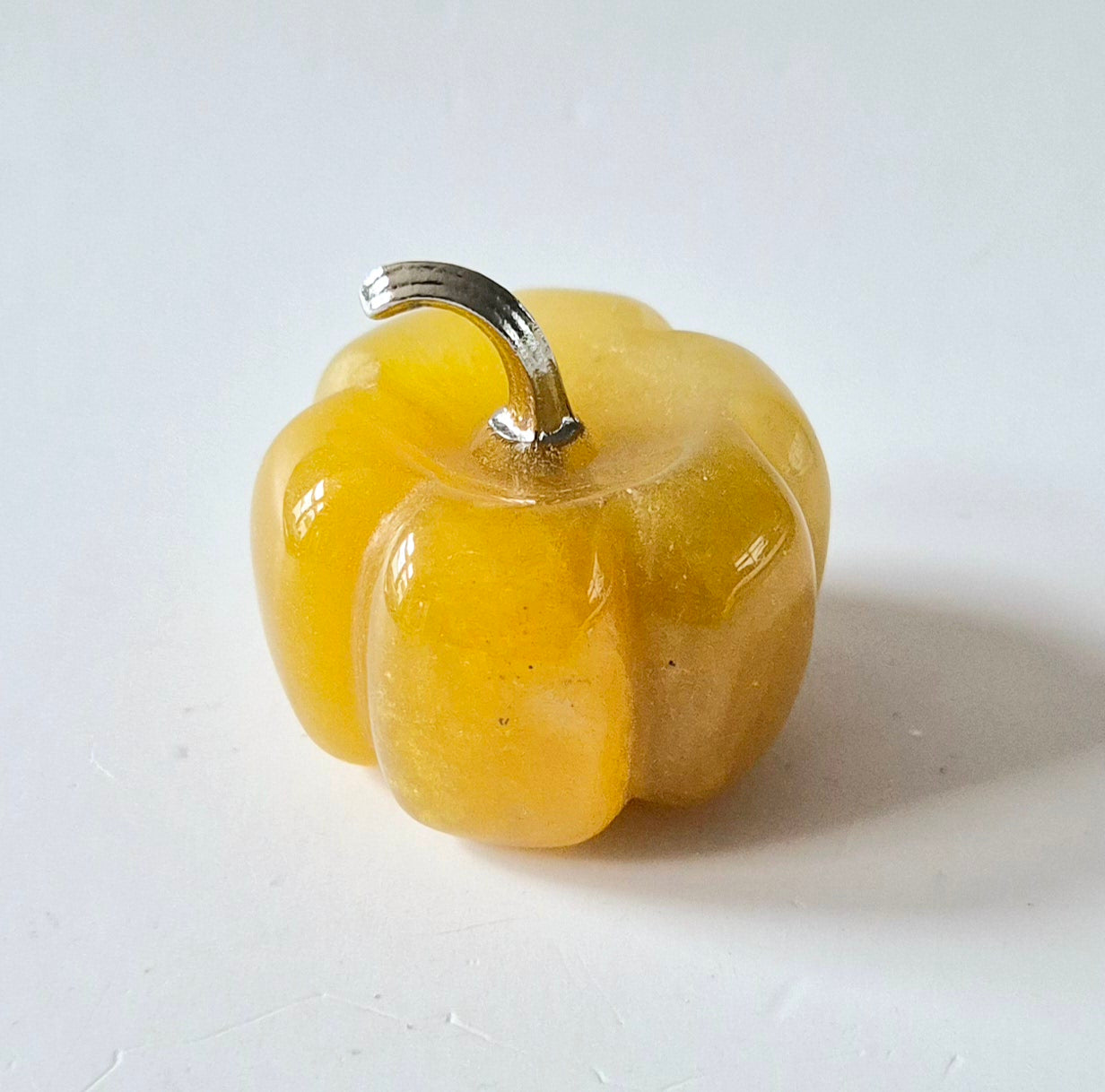 Mini Gele Jade Pompoen – 20mm Edelsteen Decoratie (Halloween)