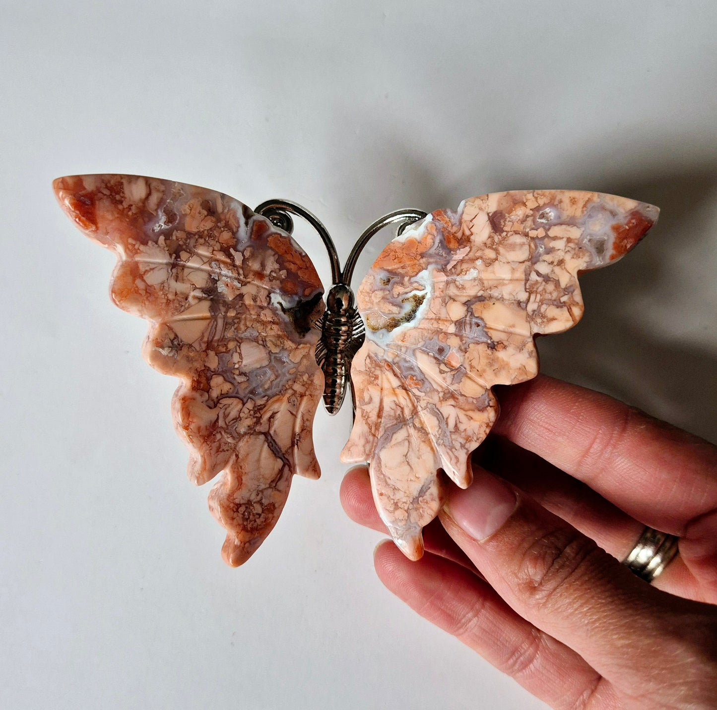 Petal Agate Agate Butterfly Crystal Carving Edelsteen vlinder met metalen lijfje 10cm