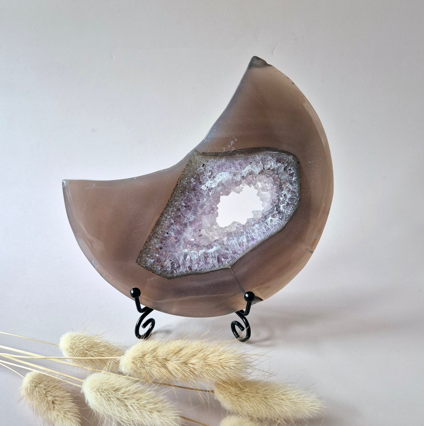 Grijze Agaat Maan met Druzy & Amethist Insluitingen – 13–15 cm (incl. metalen standaard) #1 370g