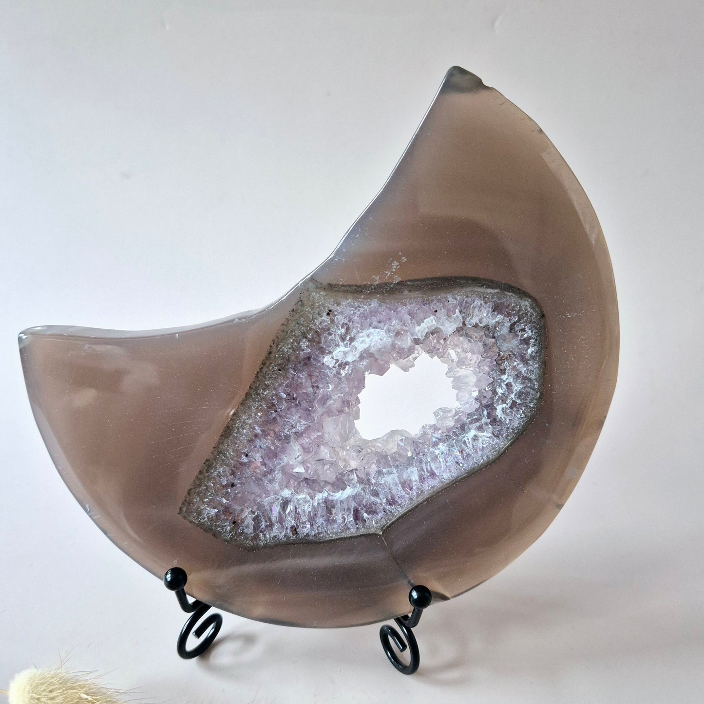Grijze Agaat Maan met Druzy & Amethist Insluitingen – 13–15 cm (incl. metalen standaard) #1 370g