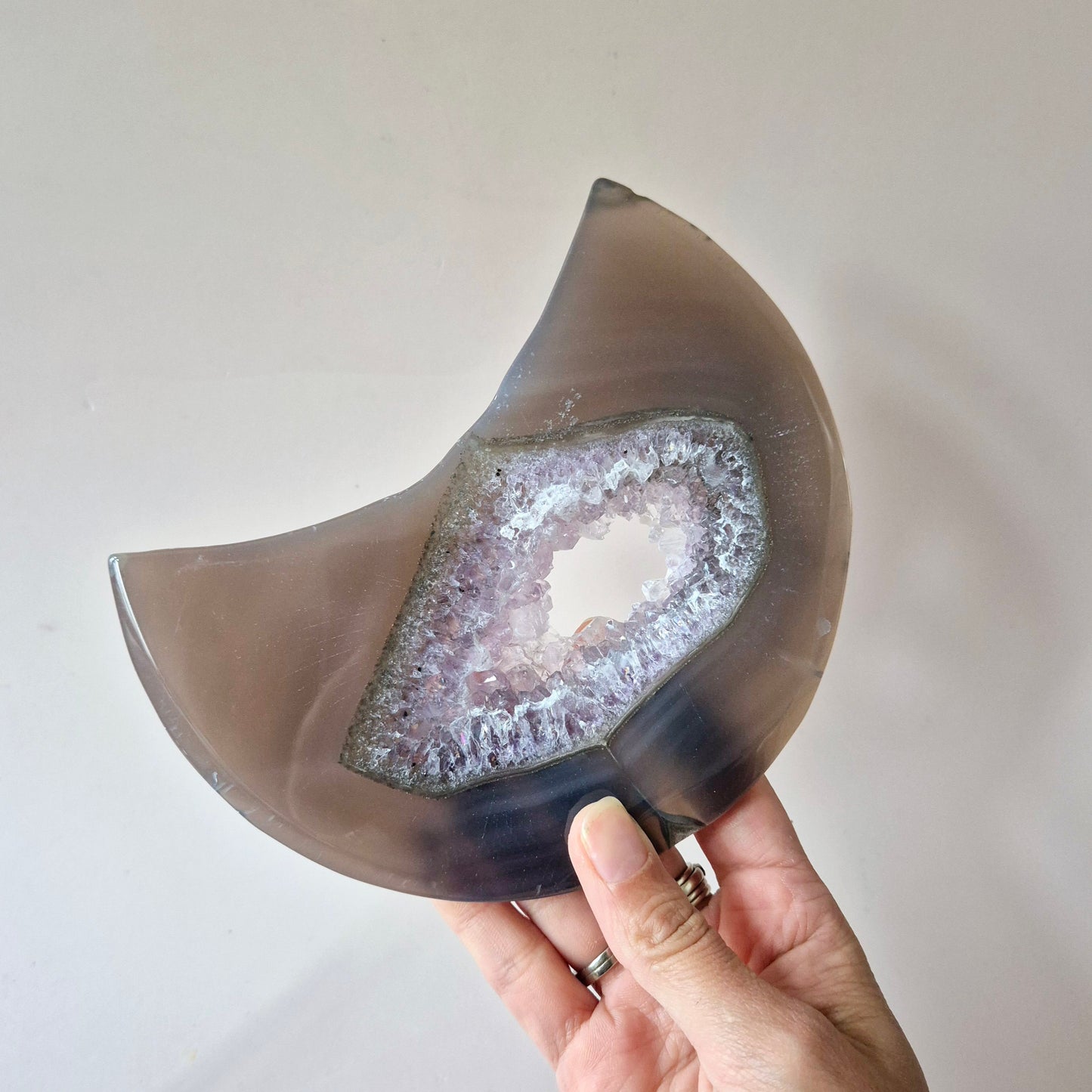 Grijze Agaat Maan met Druzy & Amethist Insluitingen – 13–15 cm (incl. metalen standaard) #1 370g