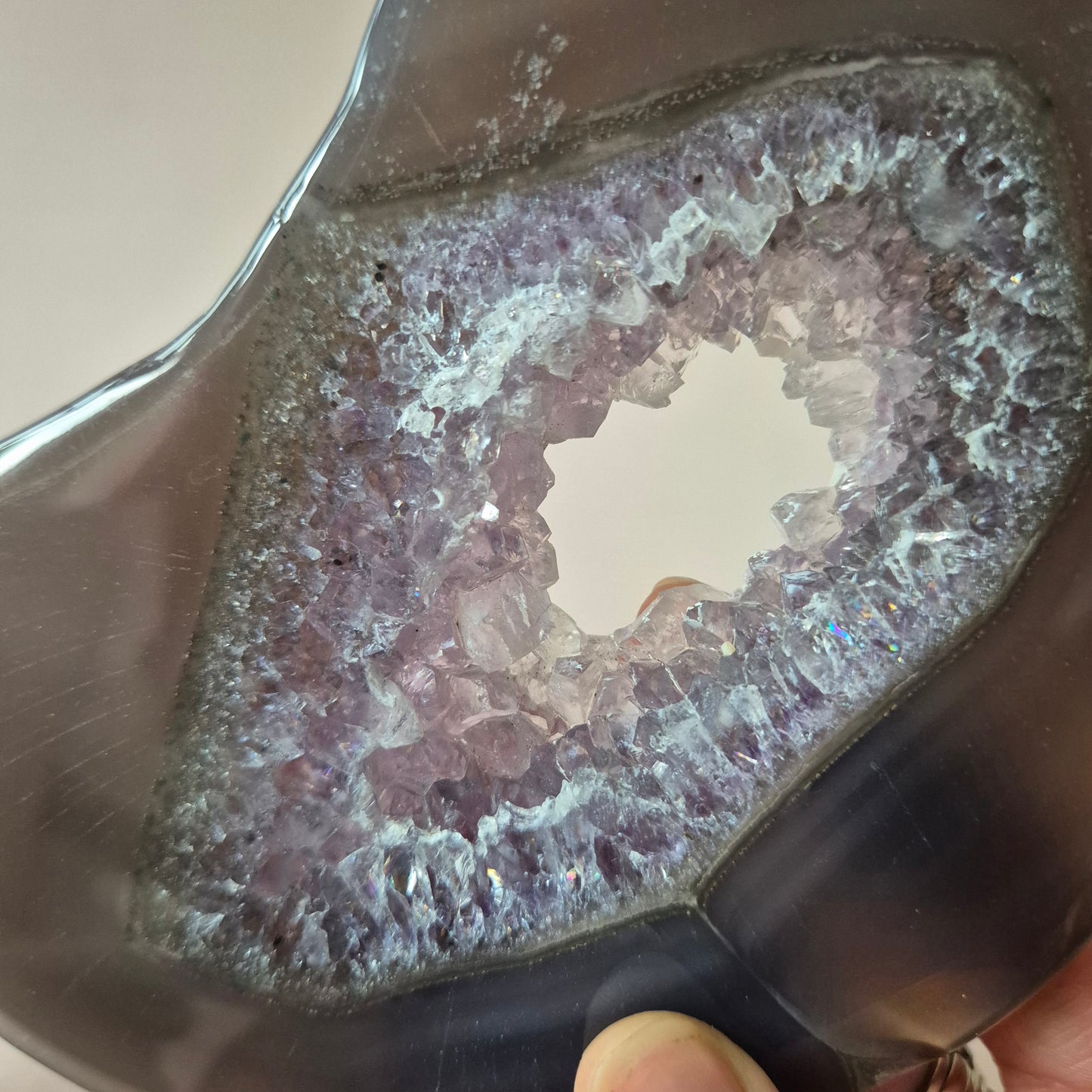 Grijze Agaat Maan met Druzy & Amethist Insluitingen – 13–15 cm (incl. metalen standaard) #1 370g