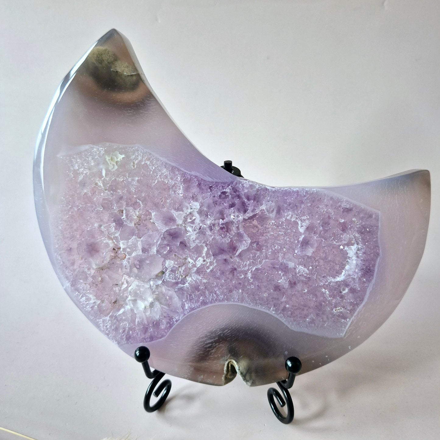 Grijze Agaat Maan met Druzy & Amethist Insluitingen – 13–15 cm (incl. metalen standaard) #2 350g