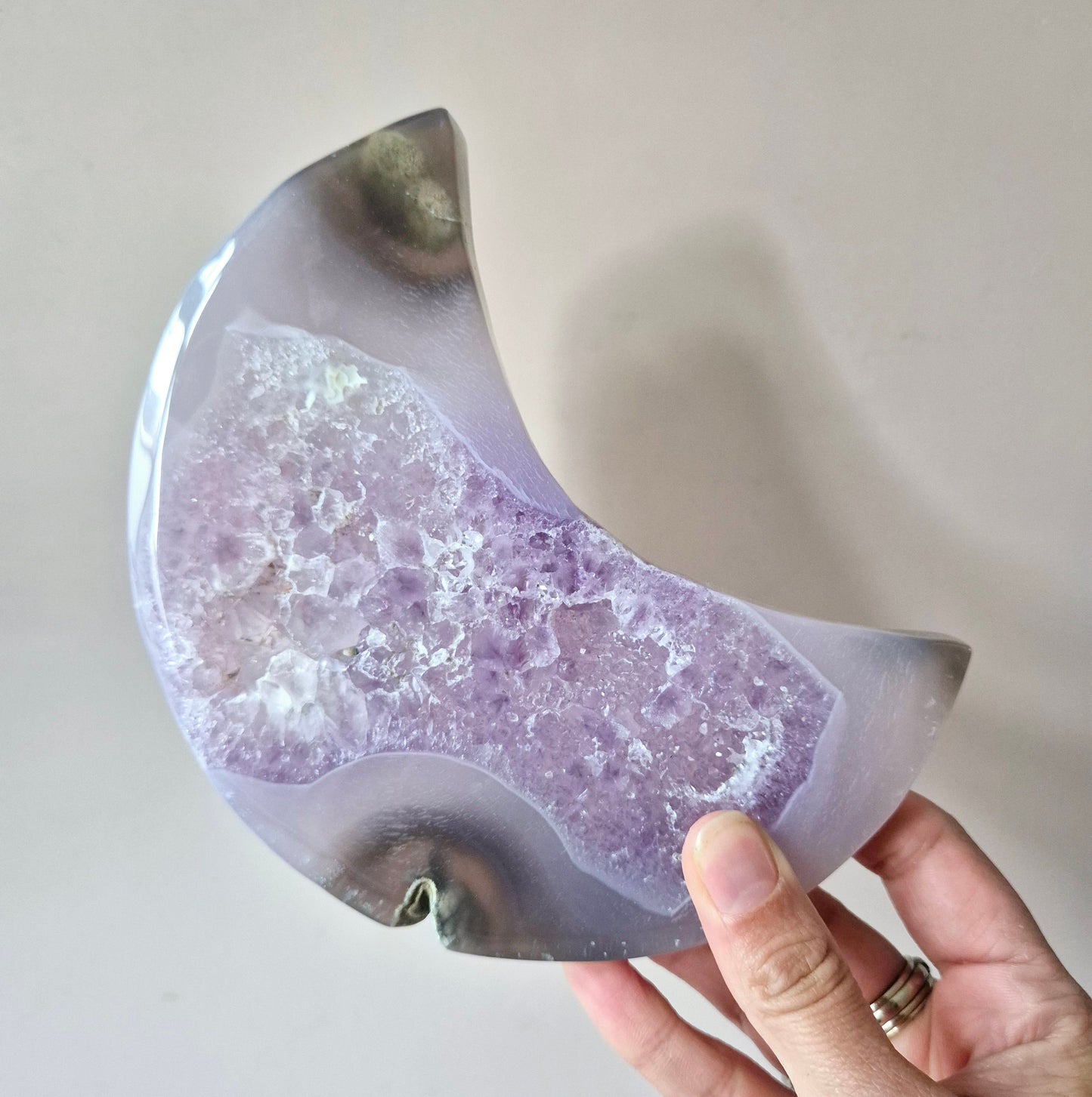 Grijze Agaat Maan met Druzy & Amethist Insluitingen – 13–15 cm (incl. metalen standaard) #2 350g