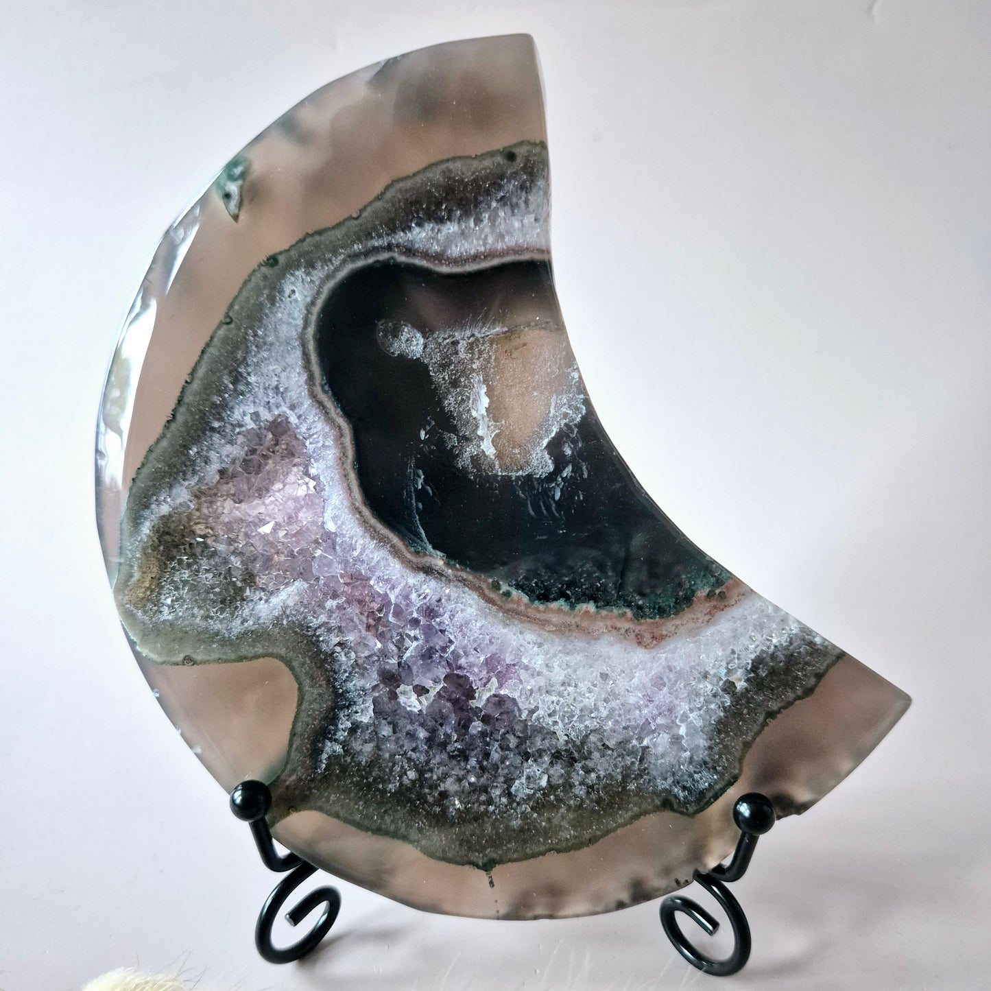 Grijze Agaat Maan met Druzy & Amethist Insluitingen – 13–15 cm (incl. metalen standaard) #3 240g