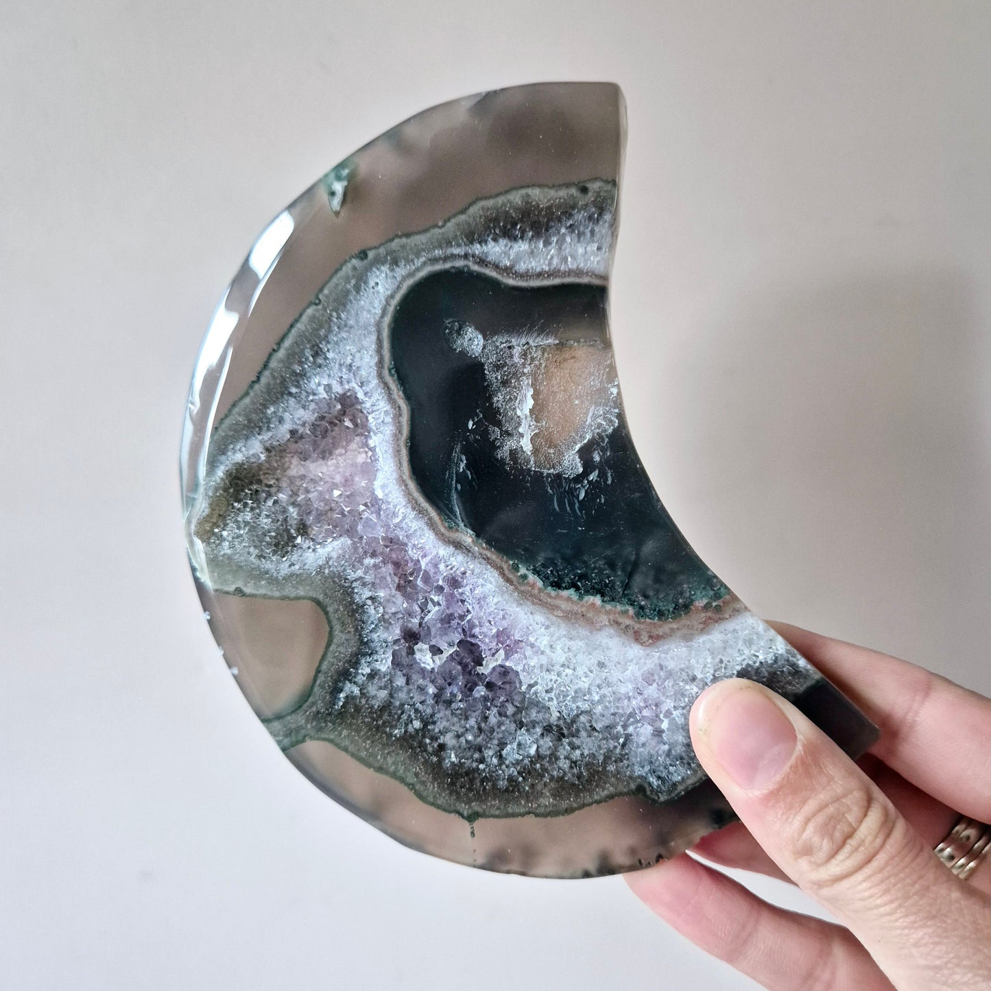 Grijze Agaat Maan met Druzy & Amethist Insluitingen – 13–15 cm (incl. metalen standaard) #3 240g