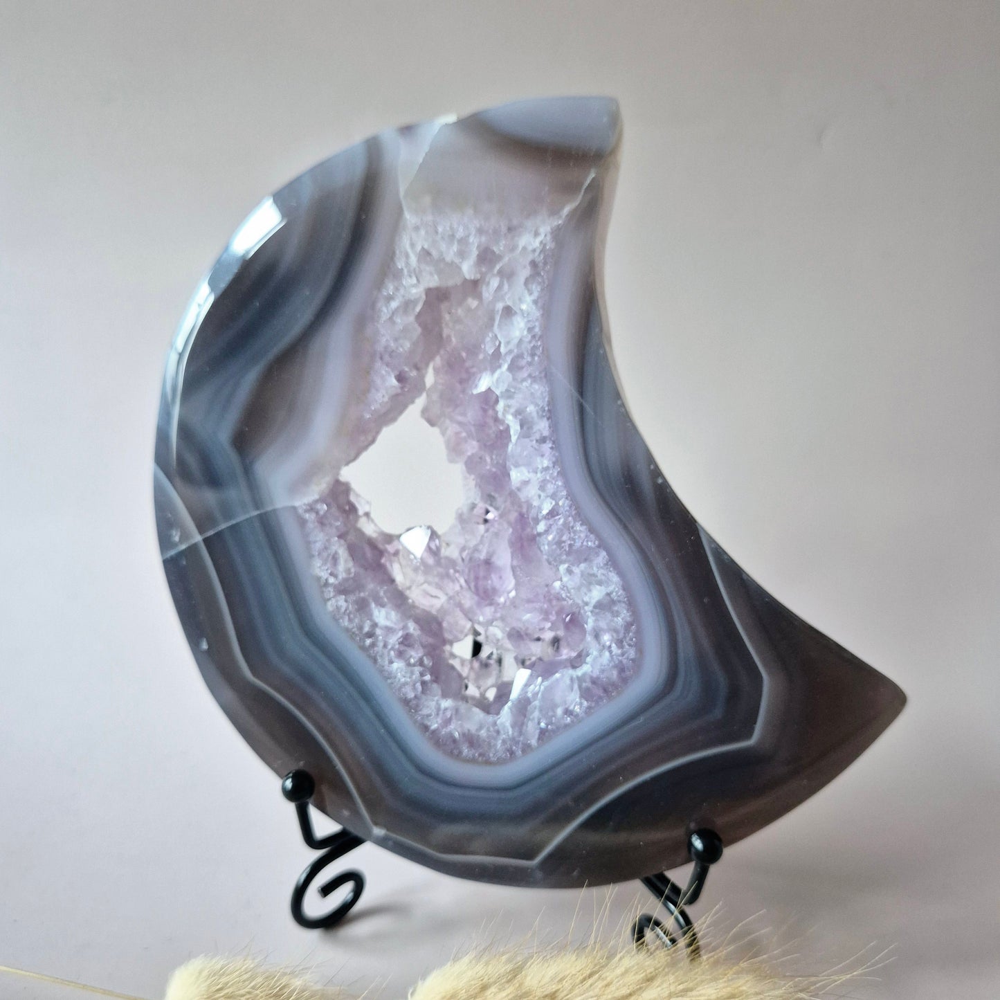 Grijze Agaat Maan met Druzy & Amethist Insluitingen – 13–15 cm (incl. metalen standaard) #6