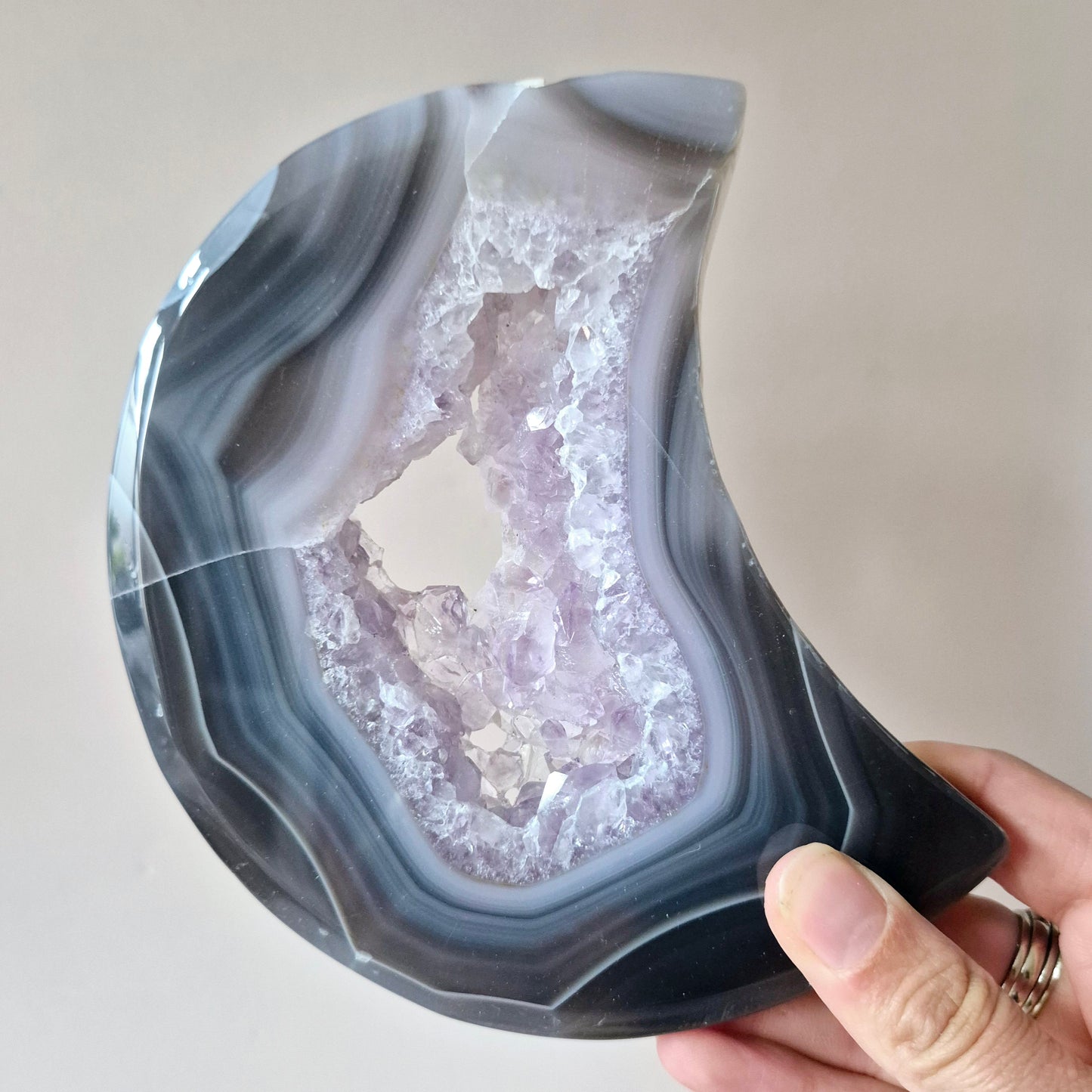 Grijze Agaat Maan met Druzy & Amethist Insluitingen – 13–15 cm (incl. metalen standaard) #6