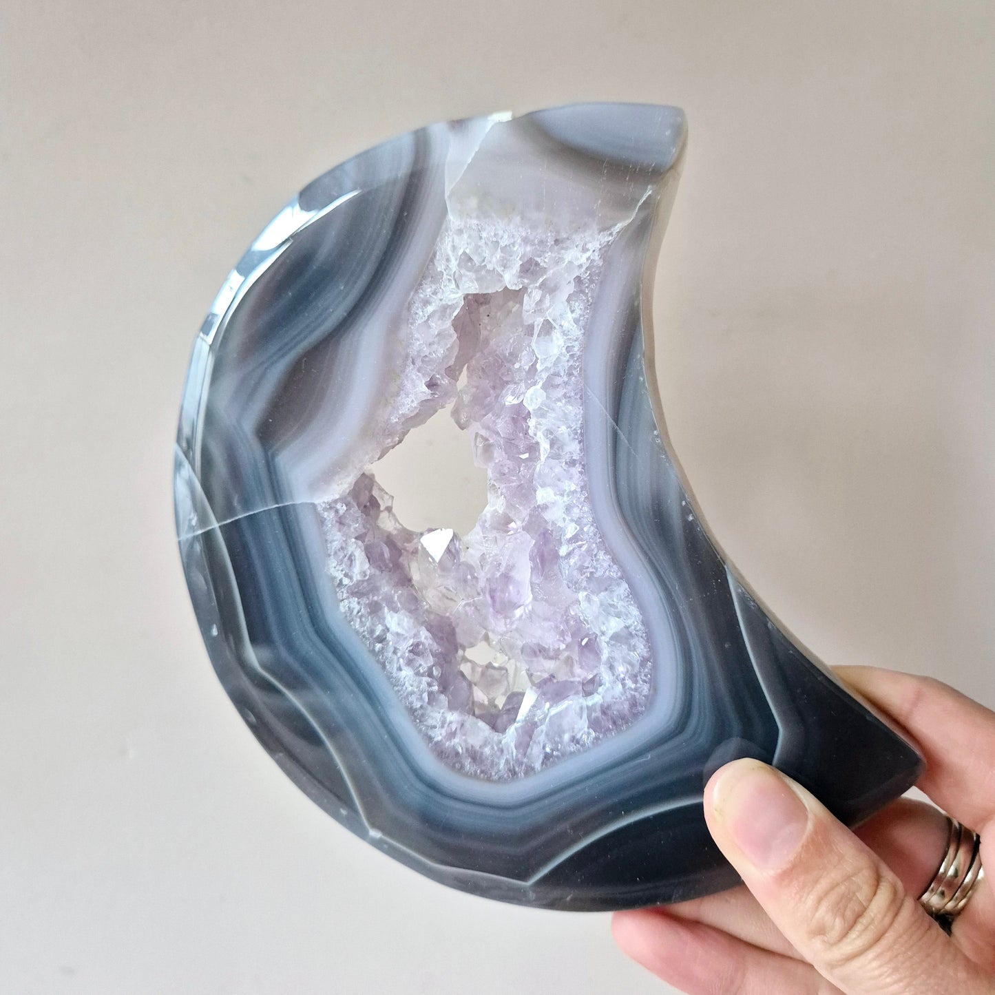 Grijze Agaat Maan met Druzy & Amethist Insluitingen – 13–15 cm (incl. metalen standaard) #6