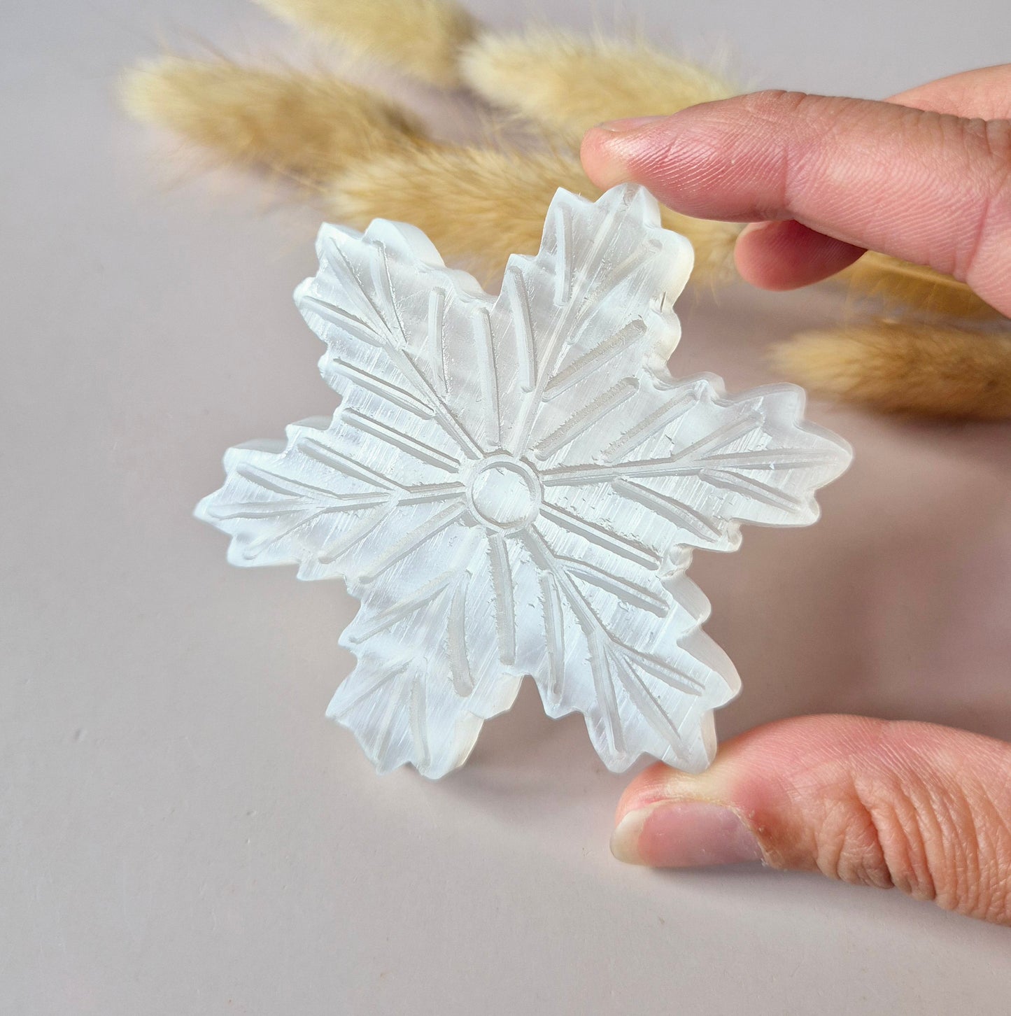 Handgesneden seleniet sneeuwvlok van 70 mm. Kristal voor zuivering, helderheid en spirituele rust. Uniek winterdecoratie stuk.