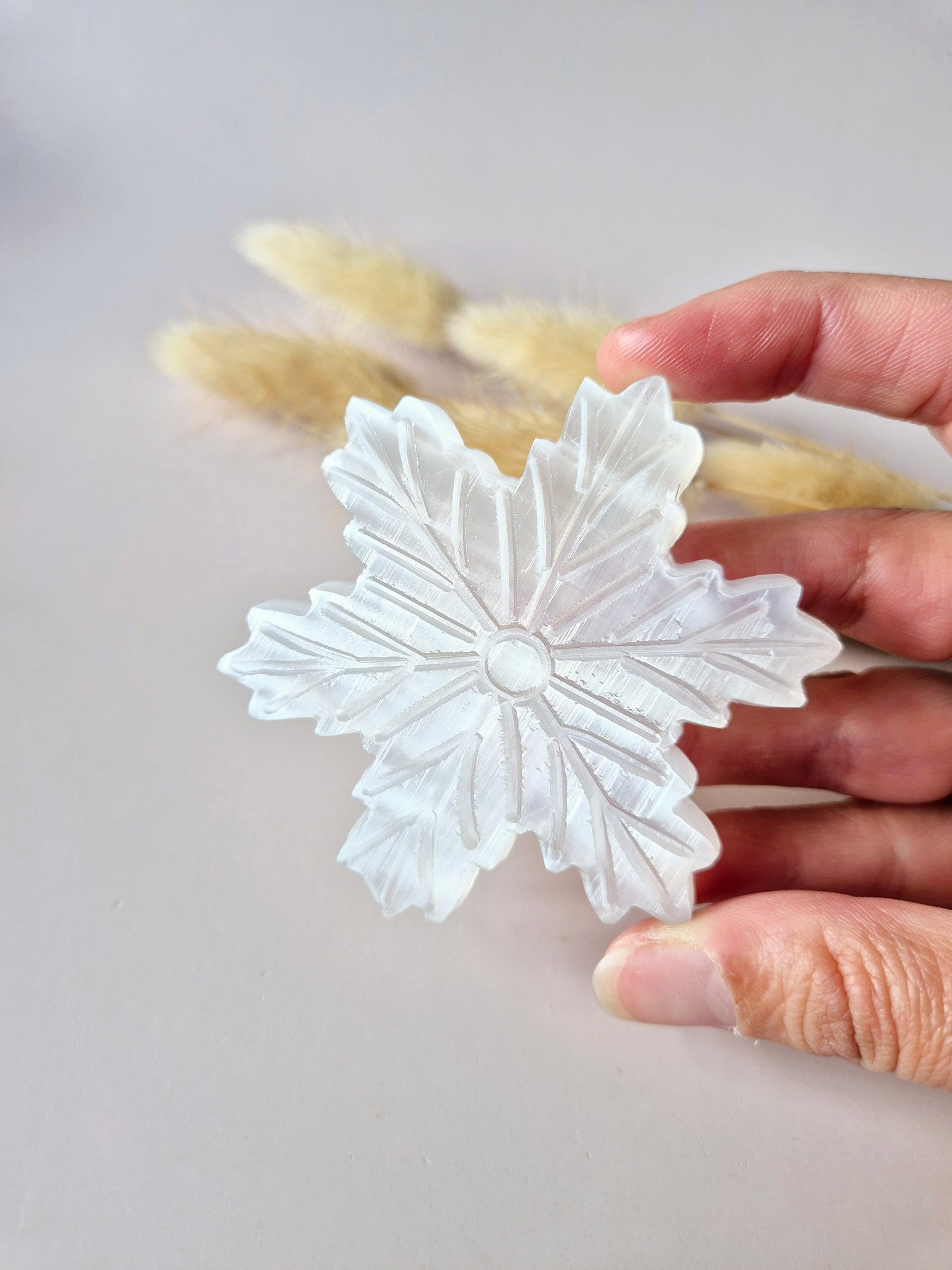 Handgesneden seleniet sneeuwvlok van 70 mm. Kristal voor zuivering, helderheid en spirituele rust. Uniek winterdecoratie stuk.