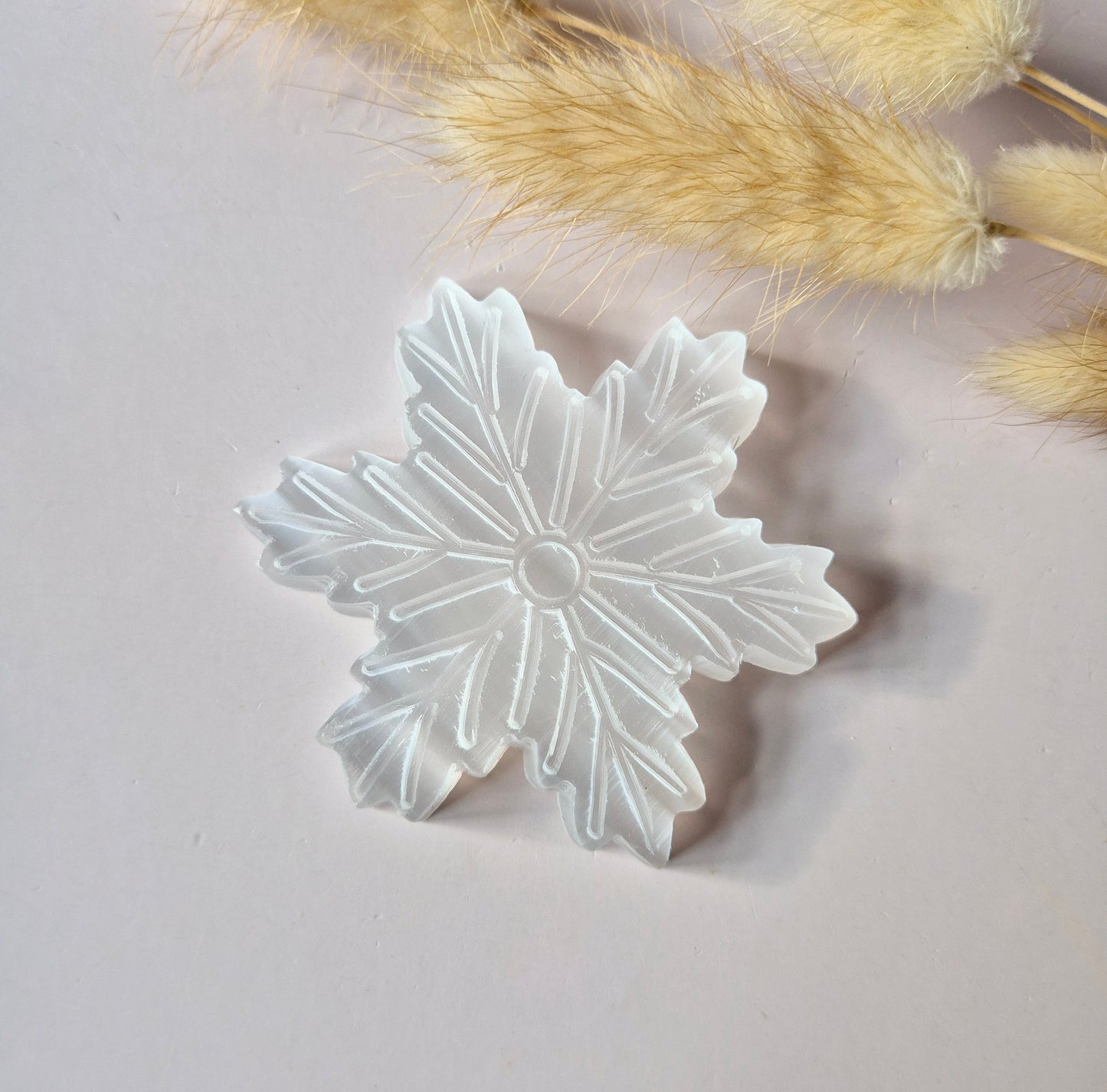 Handgesneden seleniet sneeuwvlok van 70 mm. Kristal voor zuivering, helderheid en spirituele rust. Uniek winterdecoratie stuk.