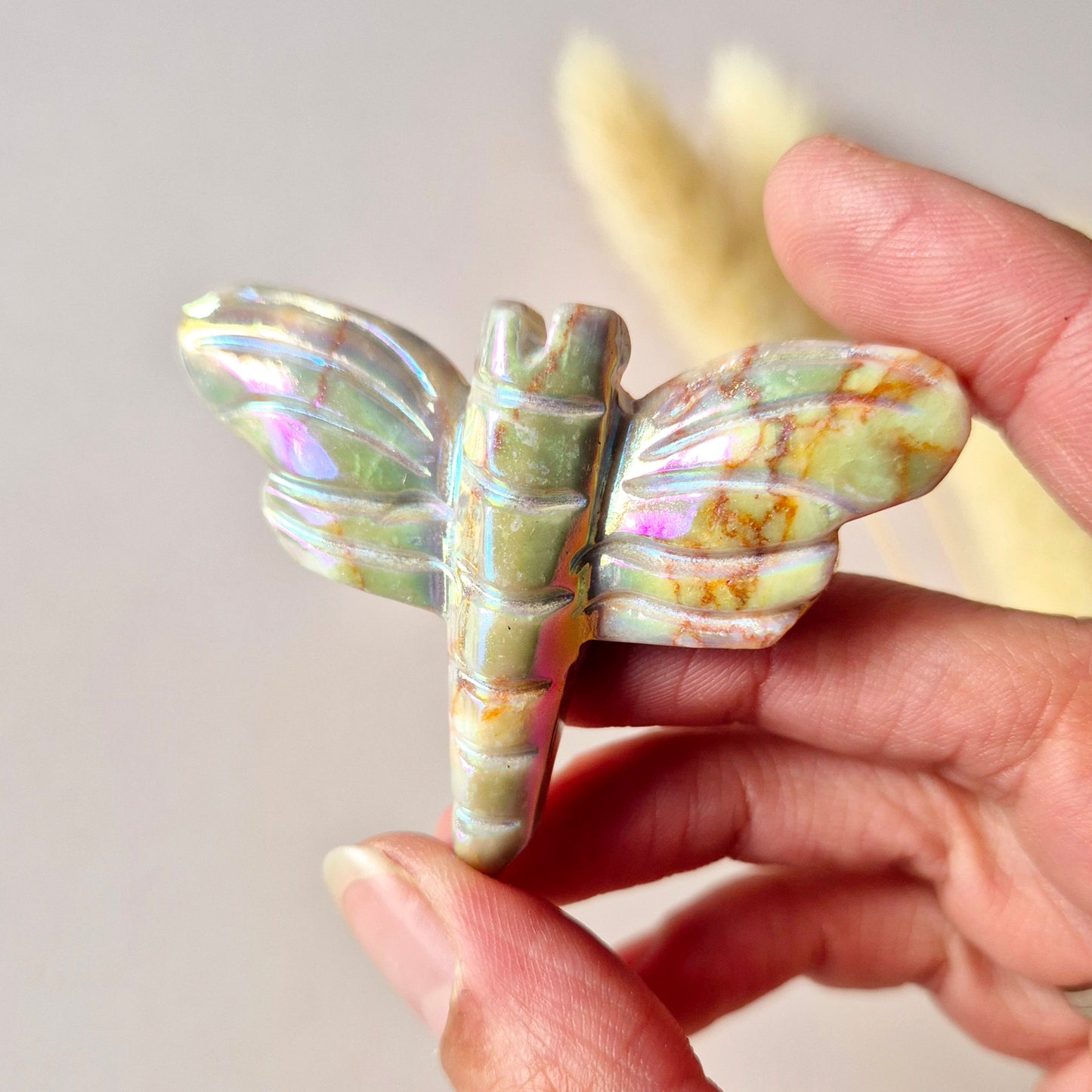 Angel Aura Libelle 5 cm – Red Net Stone crystal carving in diverse steensoorten Edelsteen