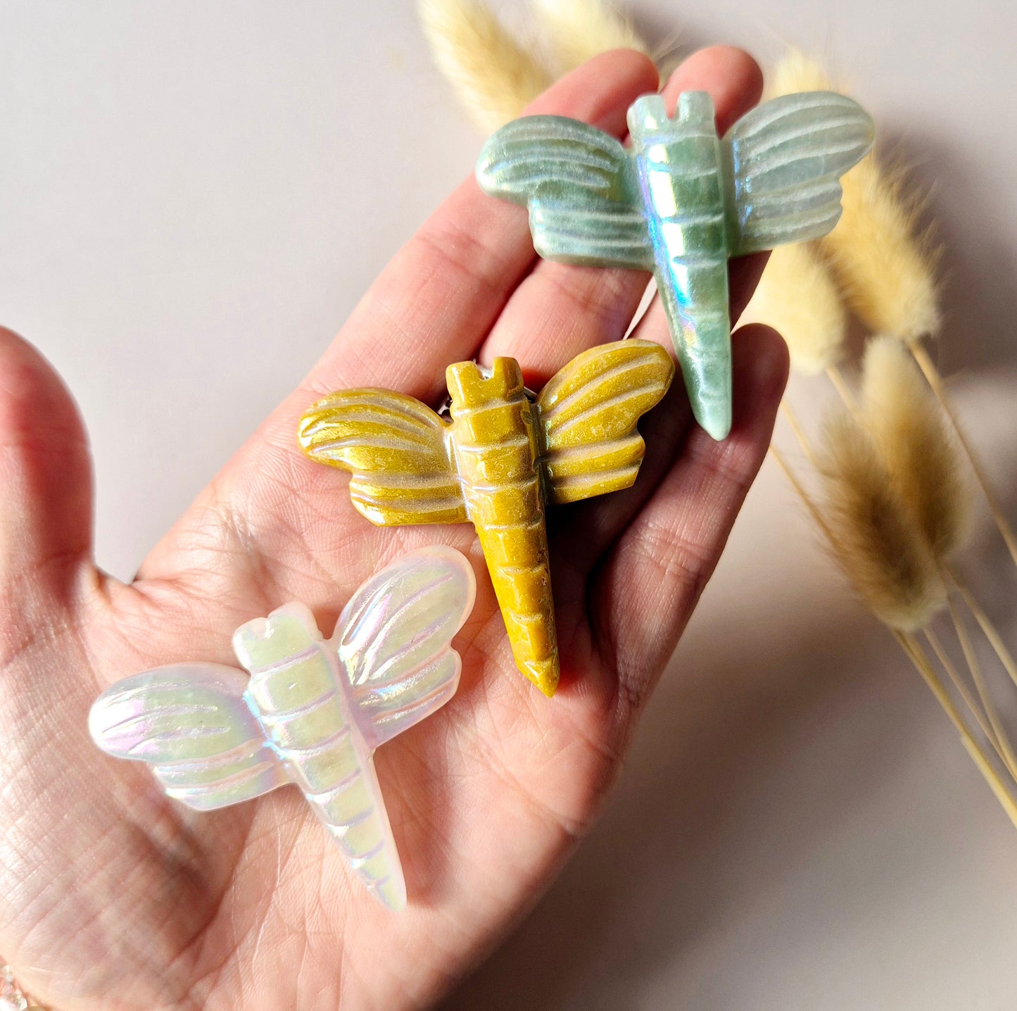 Angel Aura Libelle 5 cm – Gele Jade crystal carving in diverse steensoorten Edelsteen