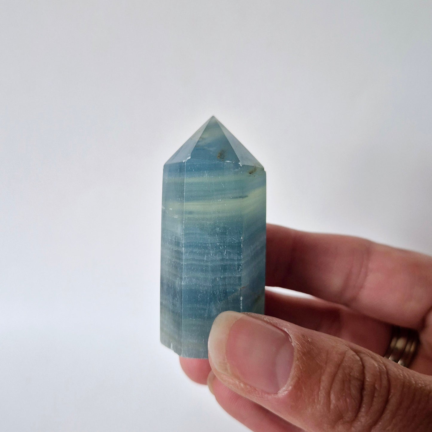 Edelsteen Blauwe Onyx Toren (5–8 cm) – Innerlijke kracht, kalmte & helderheid