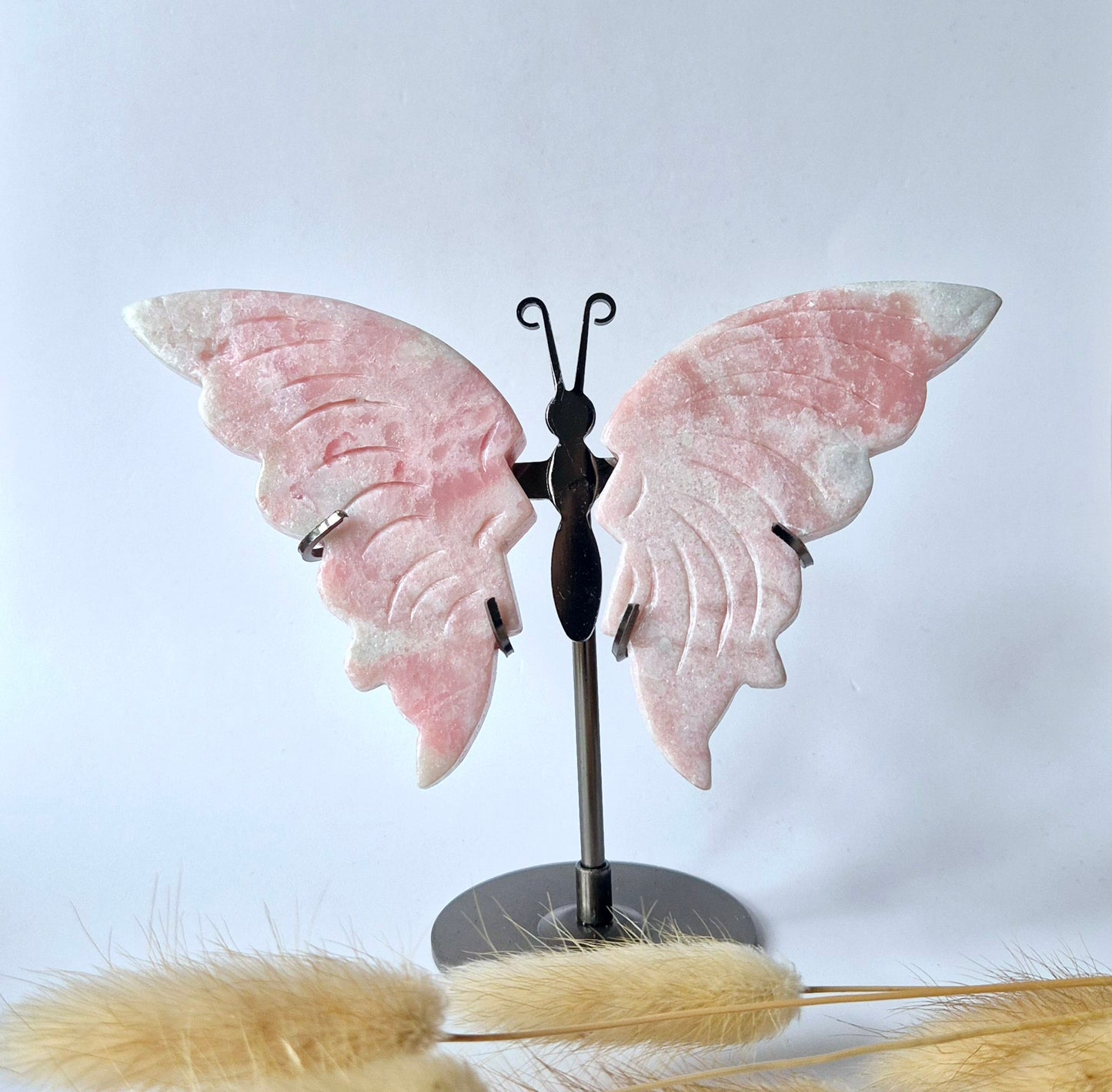 Roze Jade Vlinder op Standaard – Handgesneden Edelsteen Sculptuur 12–14 cm