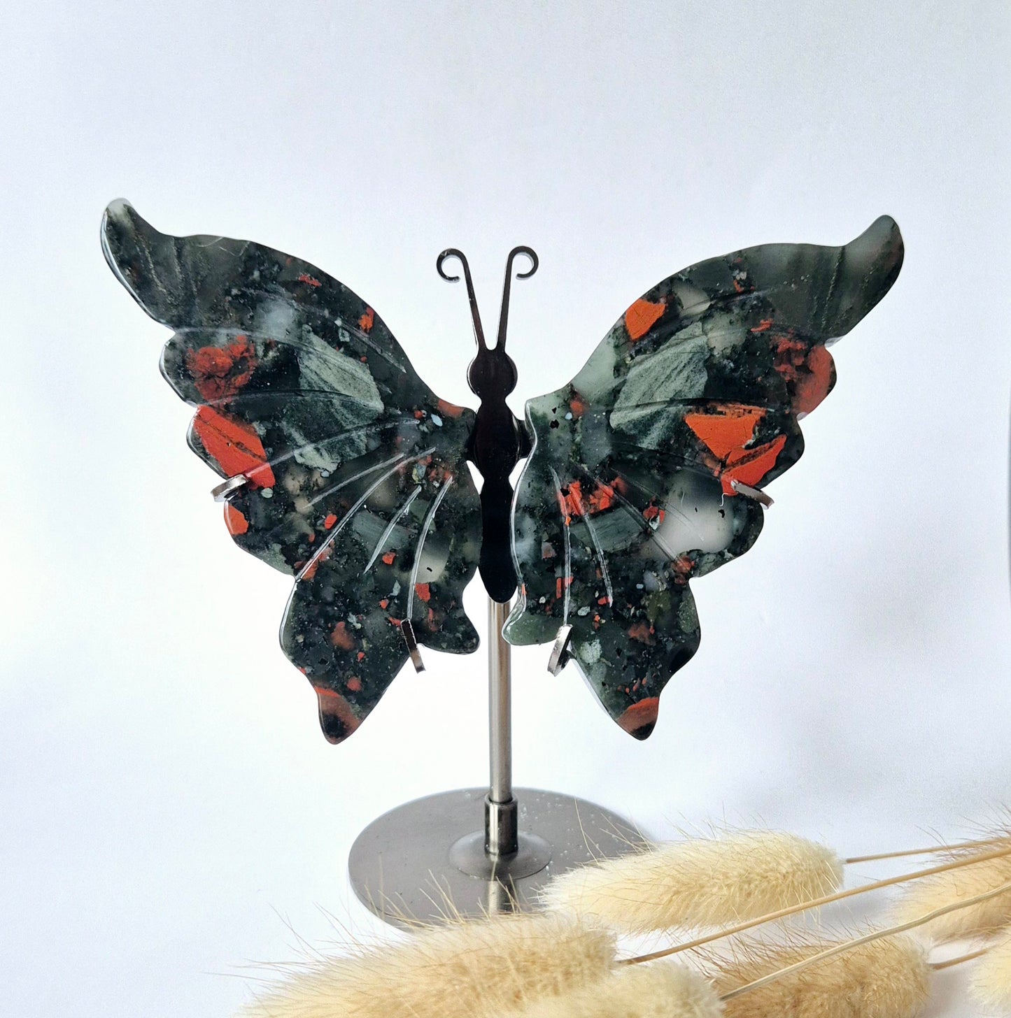 Afrikaanse Bloedsteen Vlinder op Standaard – Handgesneden Edelsteen Sculptuur 12–14 cm (African Bloodstone)