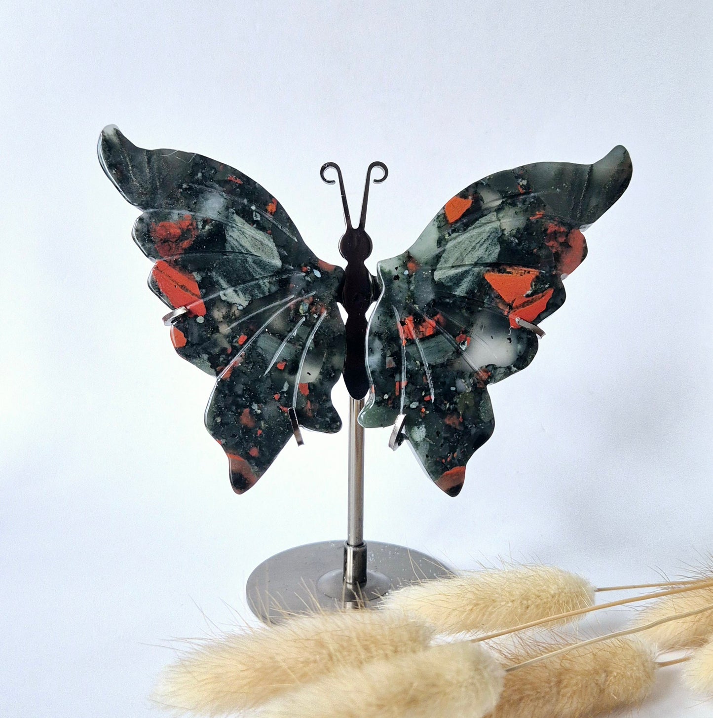 Afrikaanse Bloedsteen Vlinder op Standaard – Handgesneden Edelsteen Sculptuur 12–14 cm (African Bloodstone)