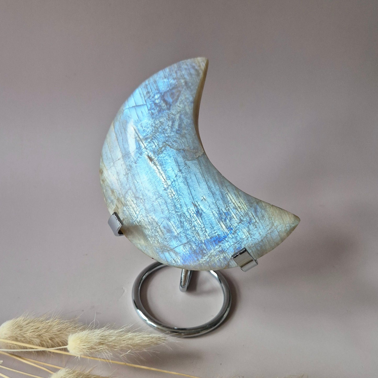 XL Blauwe maansteen maan op metalen standaard – 268g | Steen van vrouwelijke energie & intuïtie