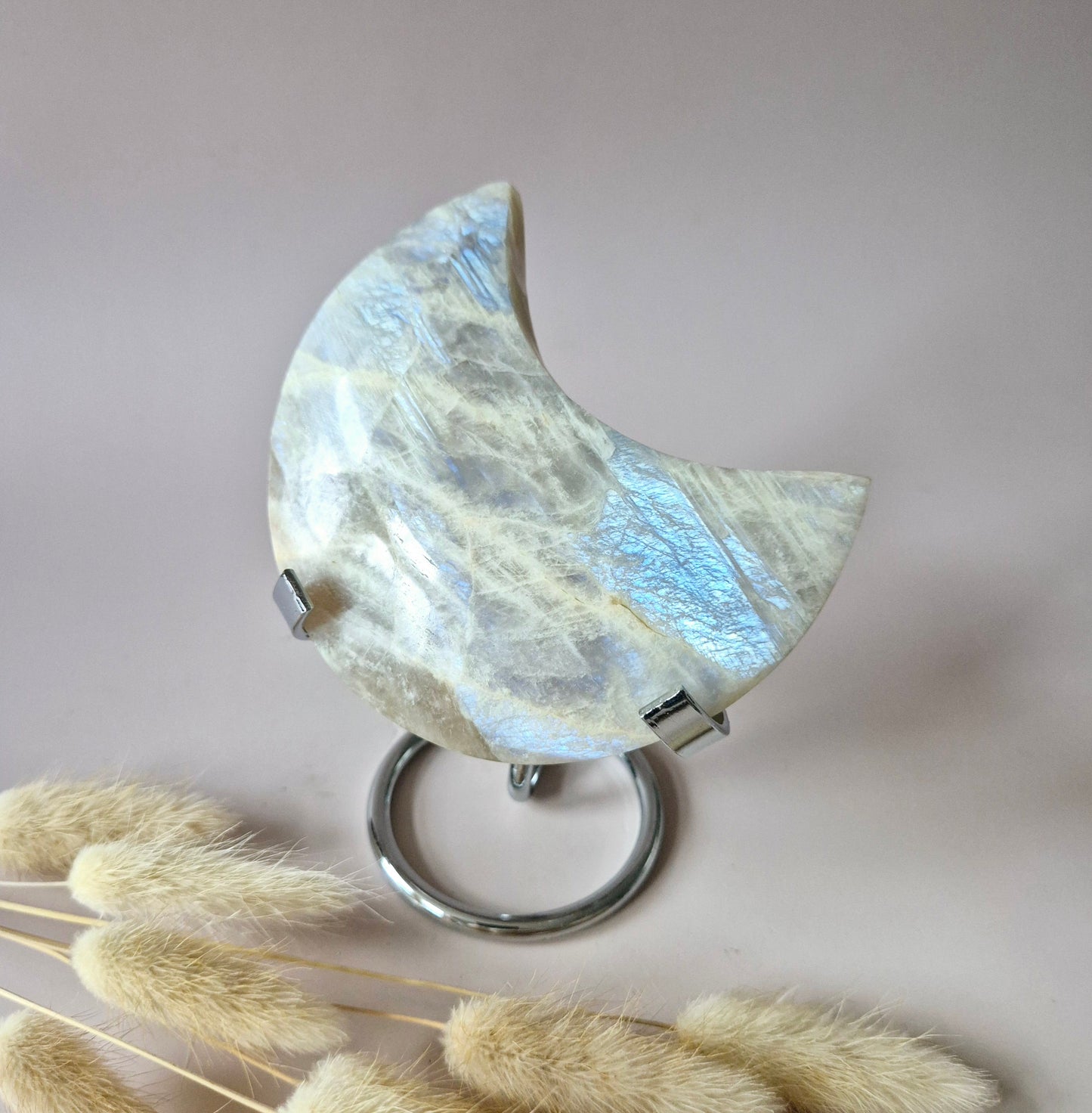 XL Blauwe maansteen maan op metalen standaard – 267g | Steen van vrouwelijke energie & intuïtie