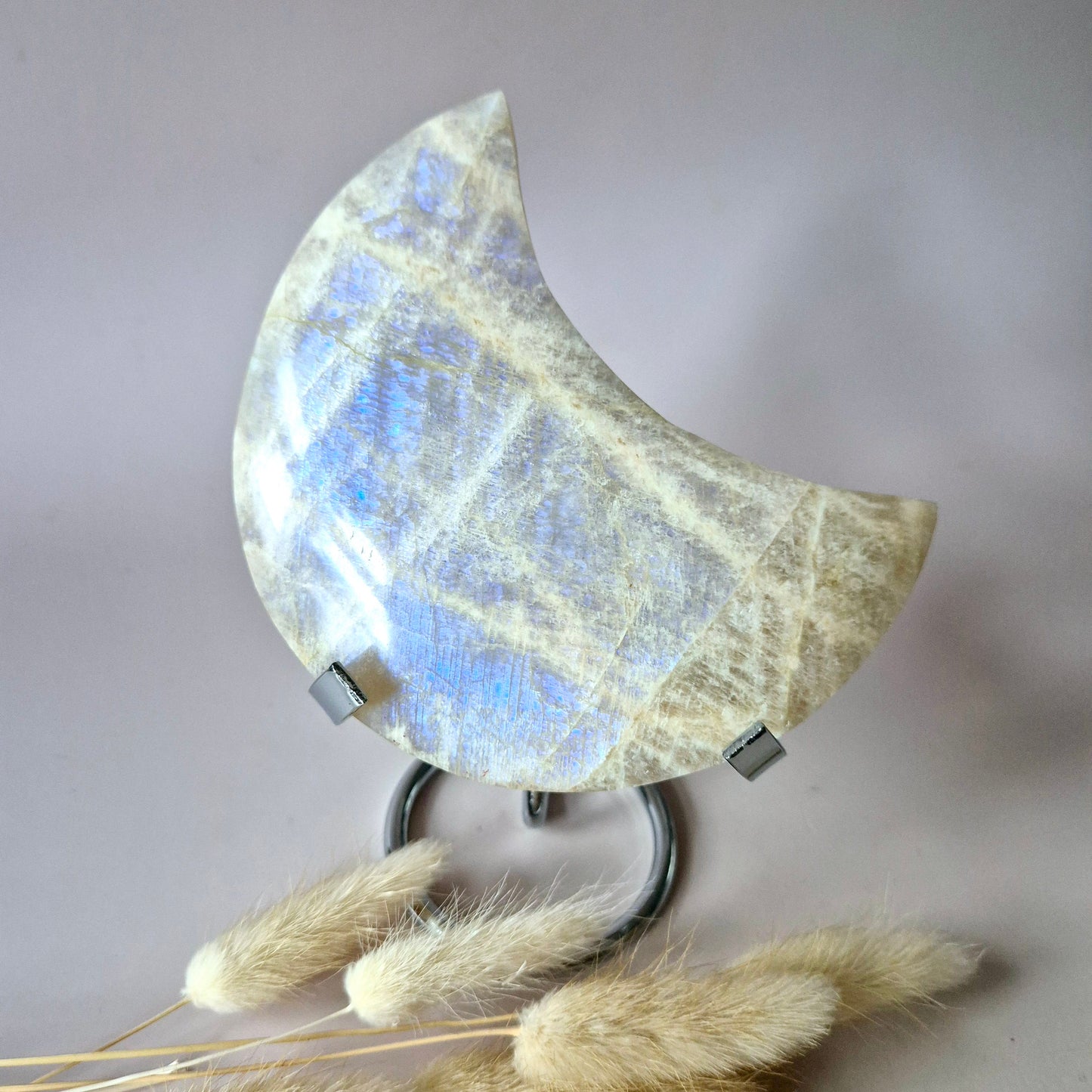 Edelstein Blauer Mondstein Mond auf Ständer 6-8cm mit schönem Blitz