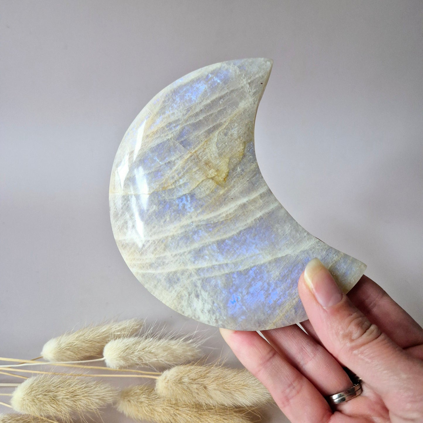 Edelstein Blauer Mondstein Mond auf Ständer 6-8cm mit schönem Blitz