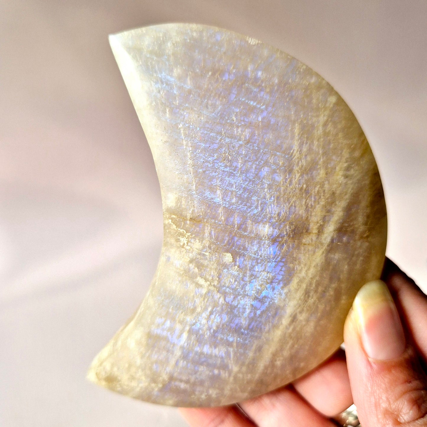 Edelstein Blauer Mondstein Mond auf Ständer 6-8cm mit schönem Blitz