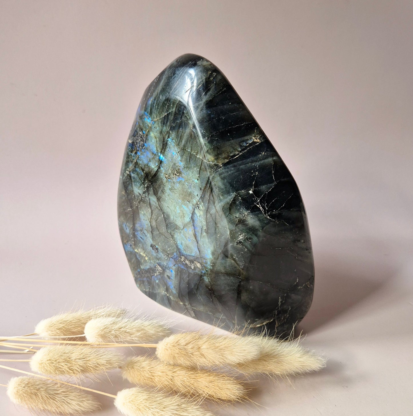 Edelstein Lila Labradorit Herz Palmstein – Intuition, Schutz & Mystische Kraft