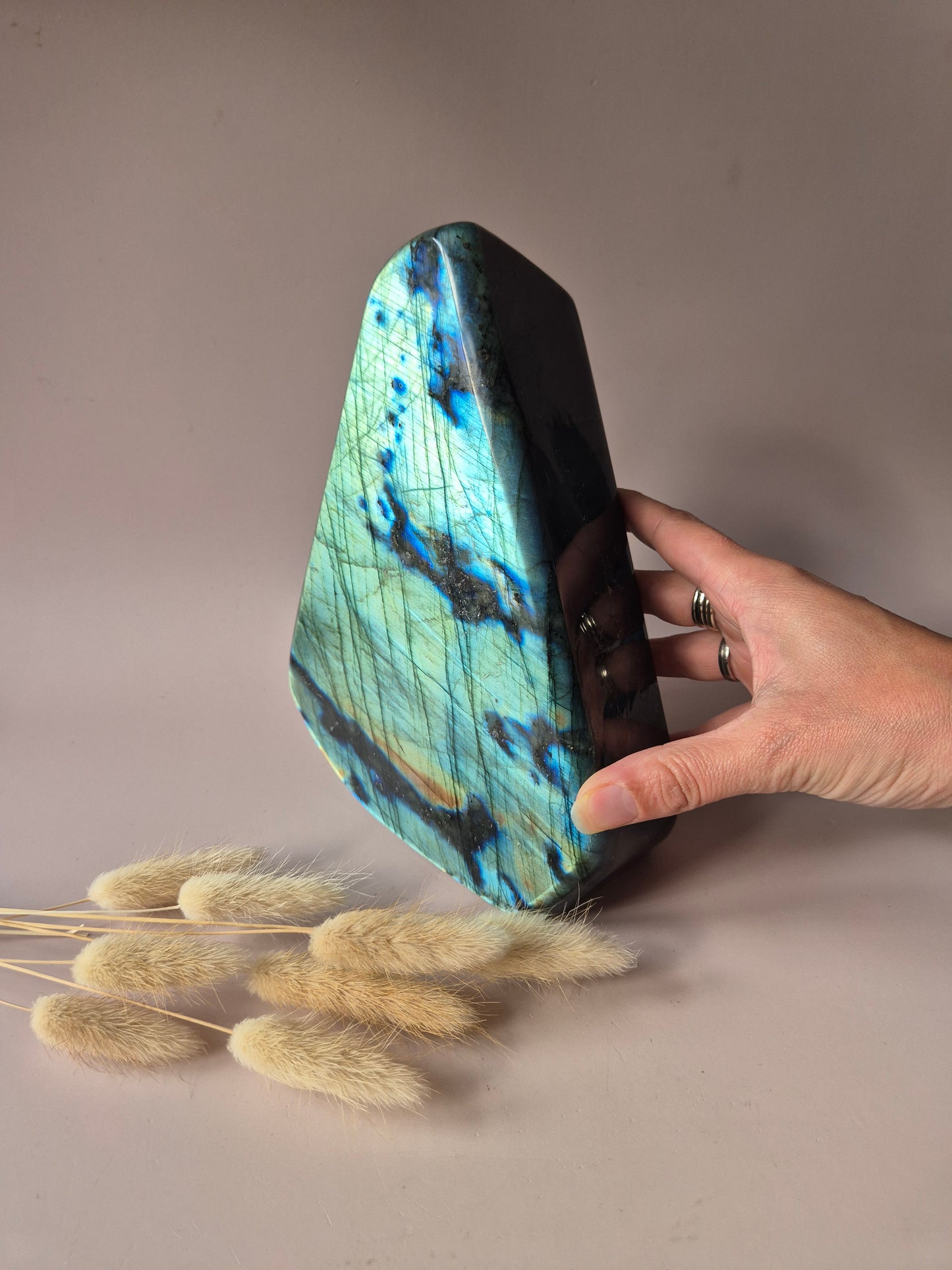 Edelstein Lila Labradorit Herz Palmstein – Intuition, Schutz & Mystische Kraft