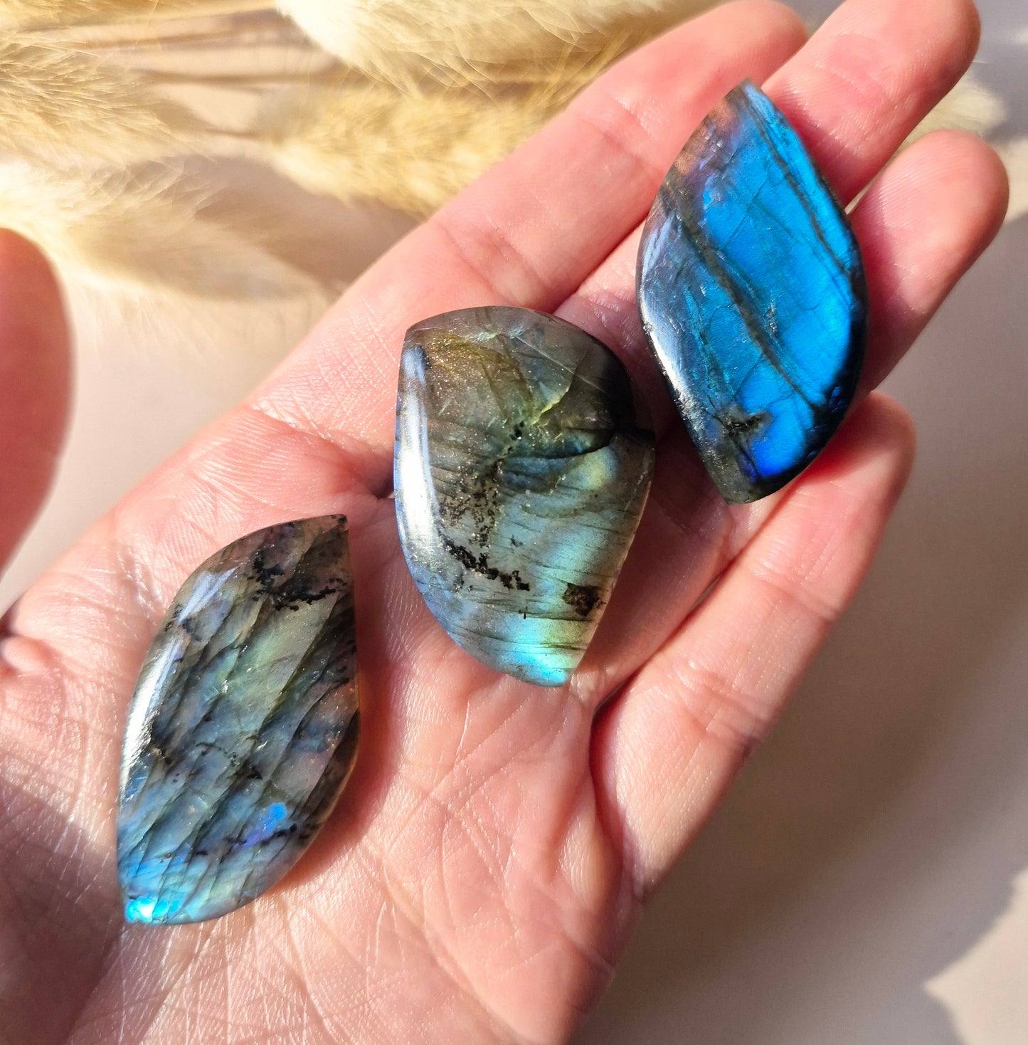 Labradorit Rose – Edelsteinschnitzerei mit Blitz (3,7 cm)