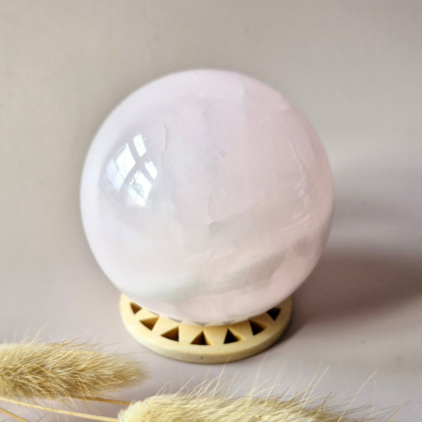 XL Pink Calcite Kristallen Bol 78mm – (651gram) Statement piece Roze Calciet UV reactief Sphere