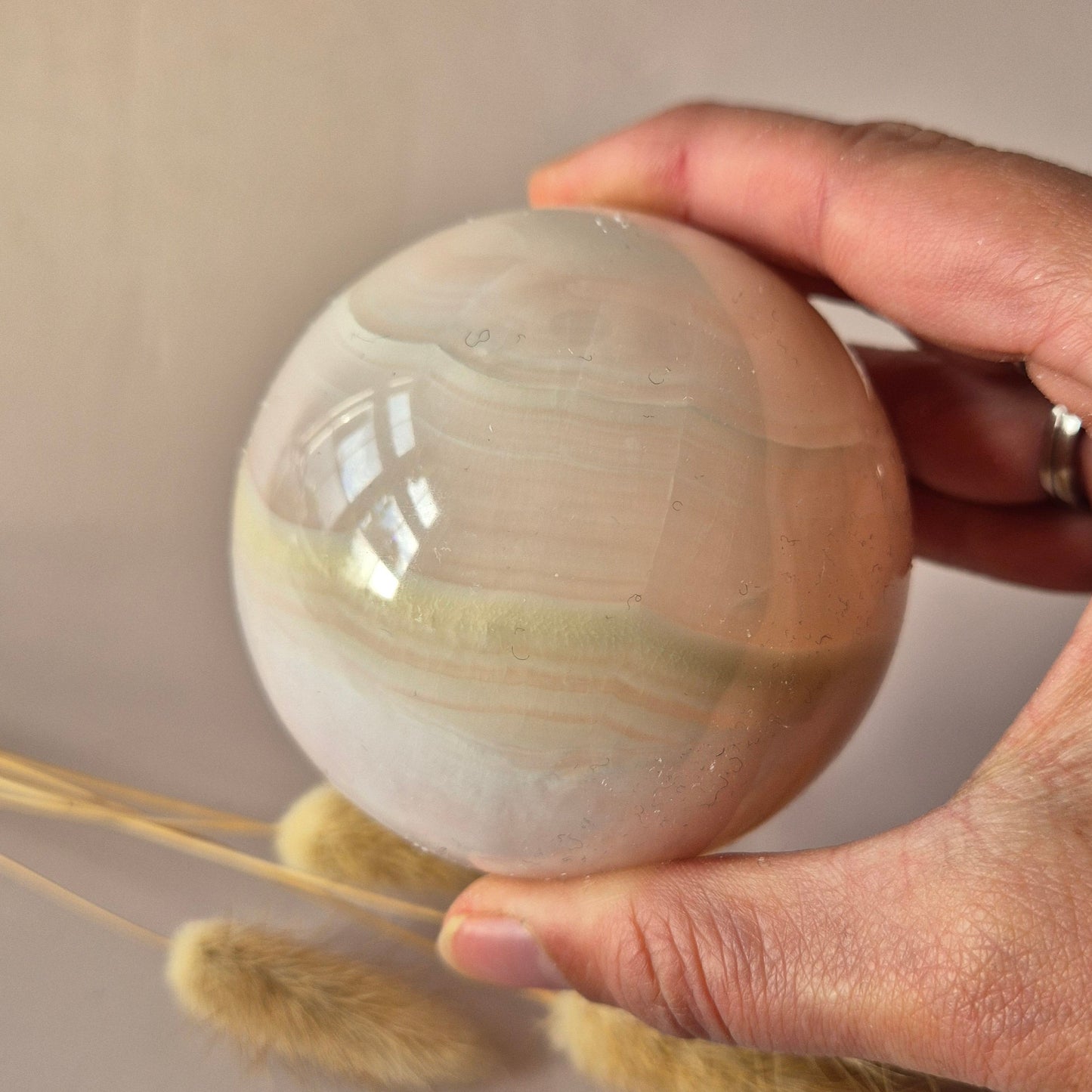 Pink Calcite Kristallen Bol 70mm – (485gram) Statement piece Roze Calciet UV reactief Sphere