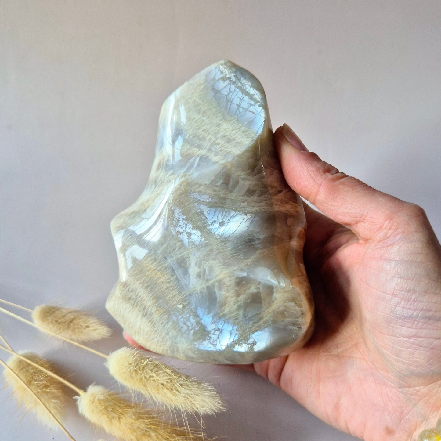 Grijze maansteen flame van 600 gram – natuurlijke edelsteen met zachte glans voor intuïtie, rust en vrouwelijke energie – Moonlight Gemstones