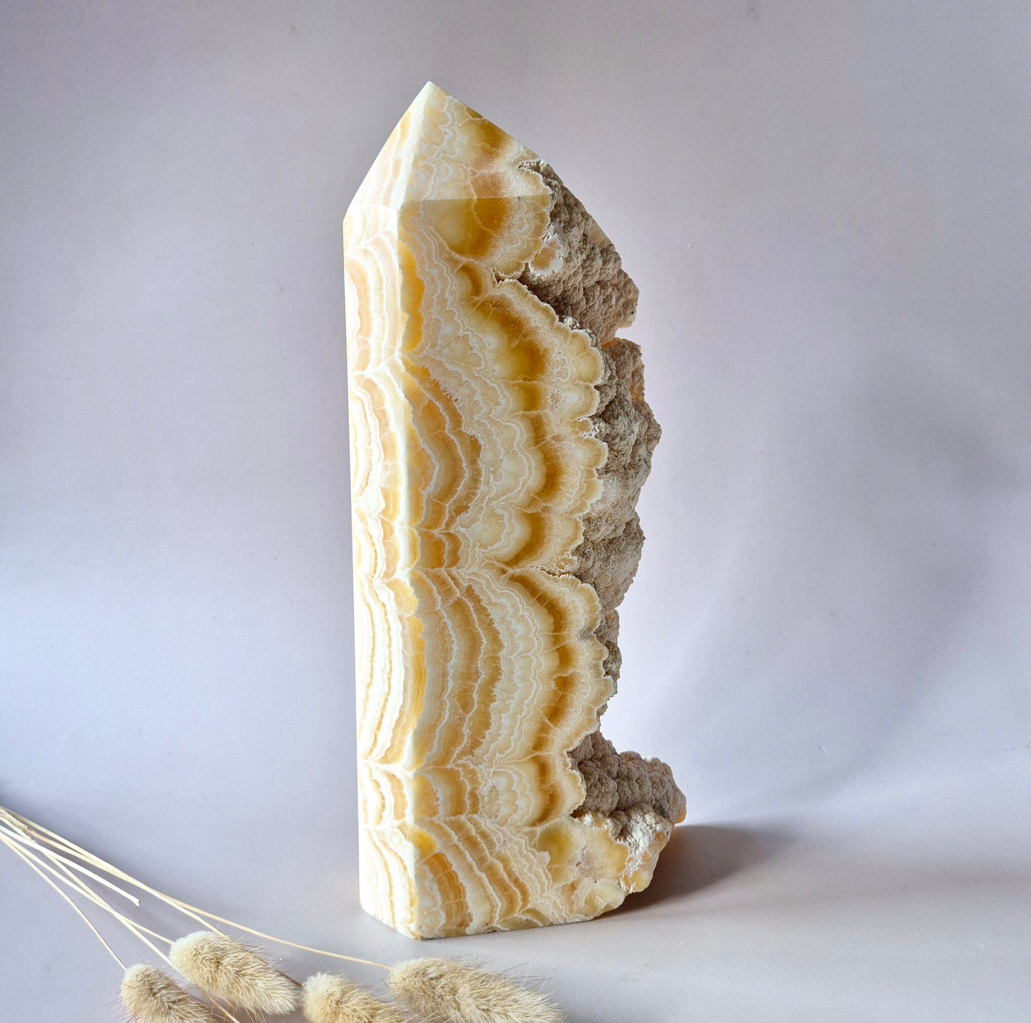 XXL Gele Calciet Toren – Half Ruw, Half Gepolijst 2700g - Uniek statement piece