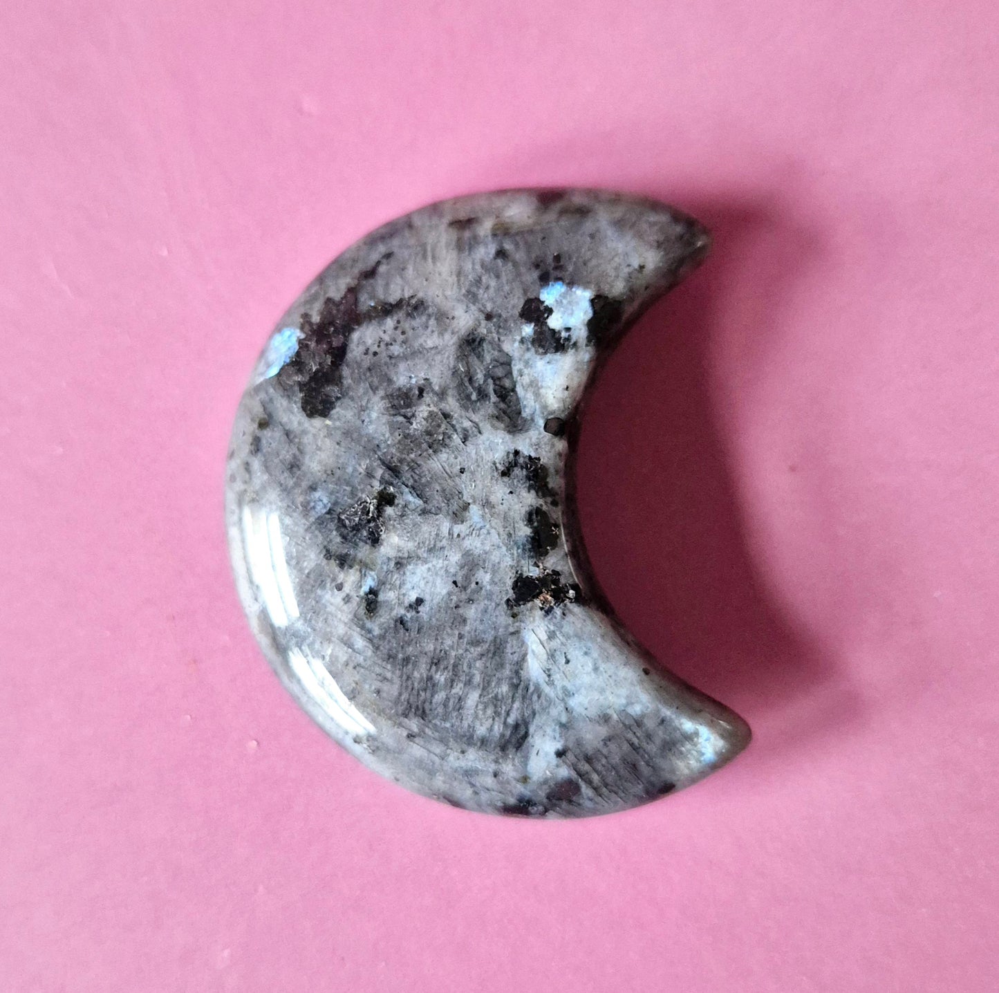 Edelsteen Maan 3cm Larvikiet – Handsteen worrystone zorgensteen Palmsteen spiritueel cadeau