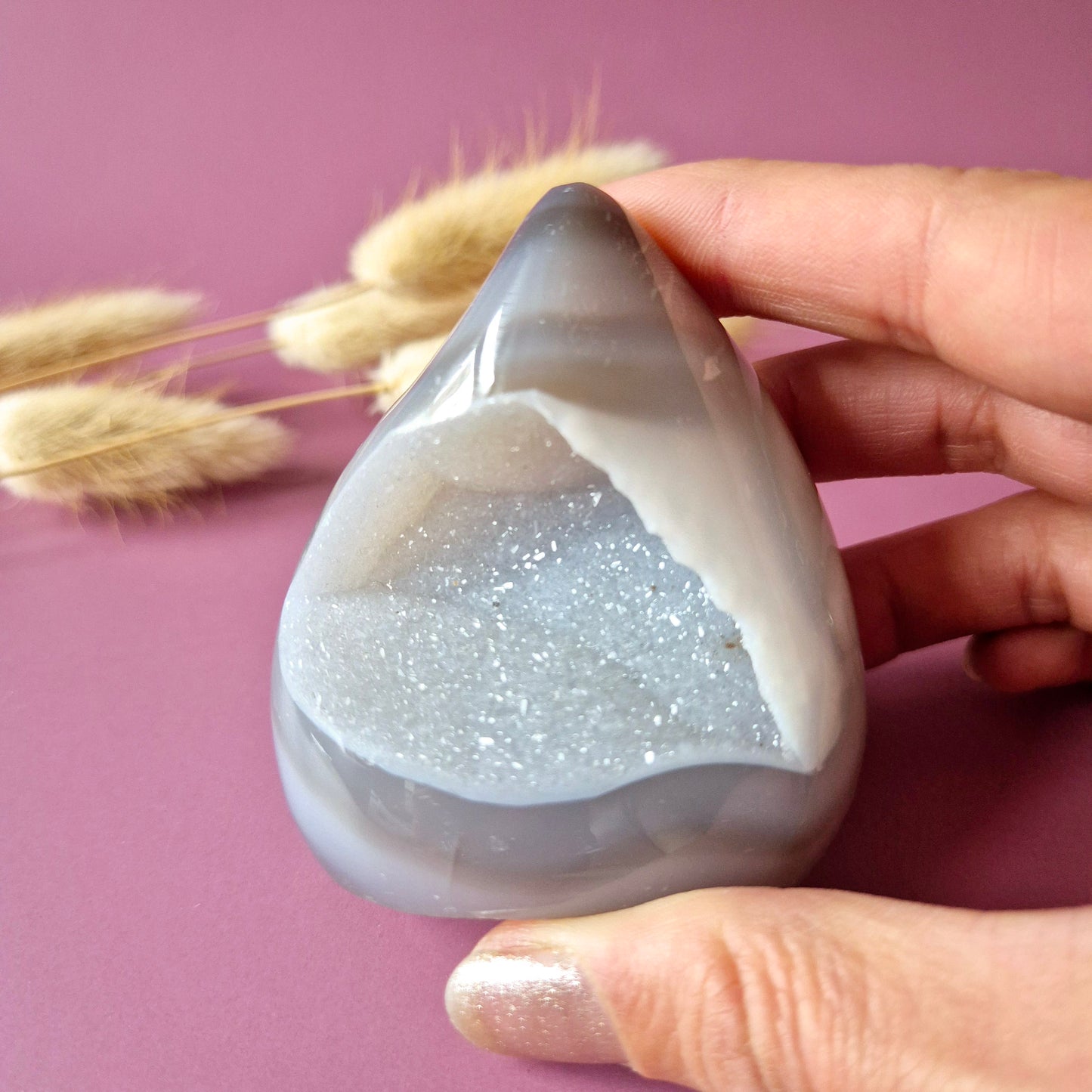 Druzy Grauer Achat - Tropfenförmiger stehender Edelsteinkristall - Nr. 12. 86 Gramm