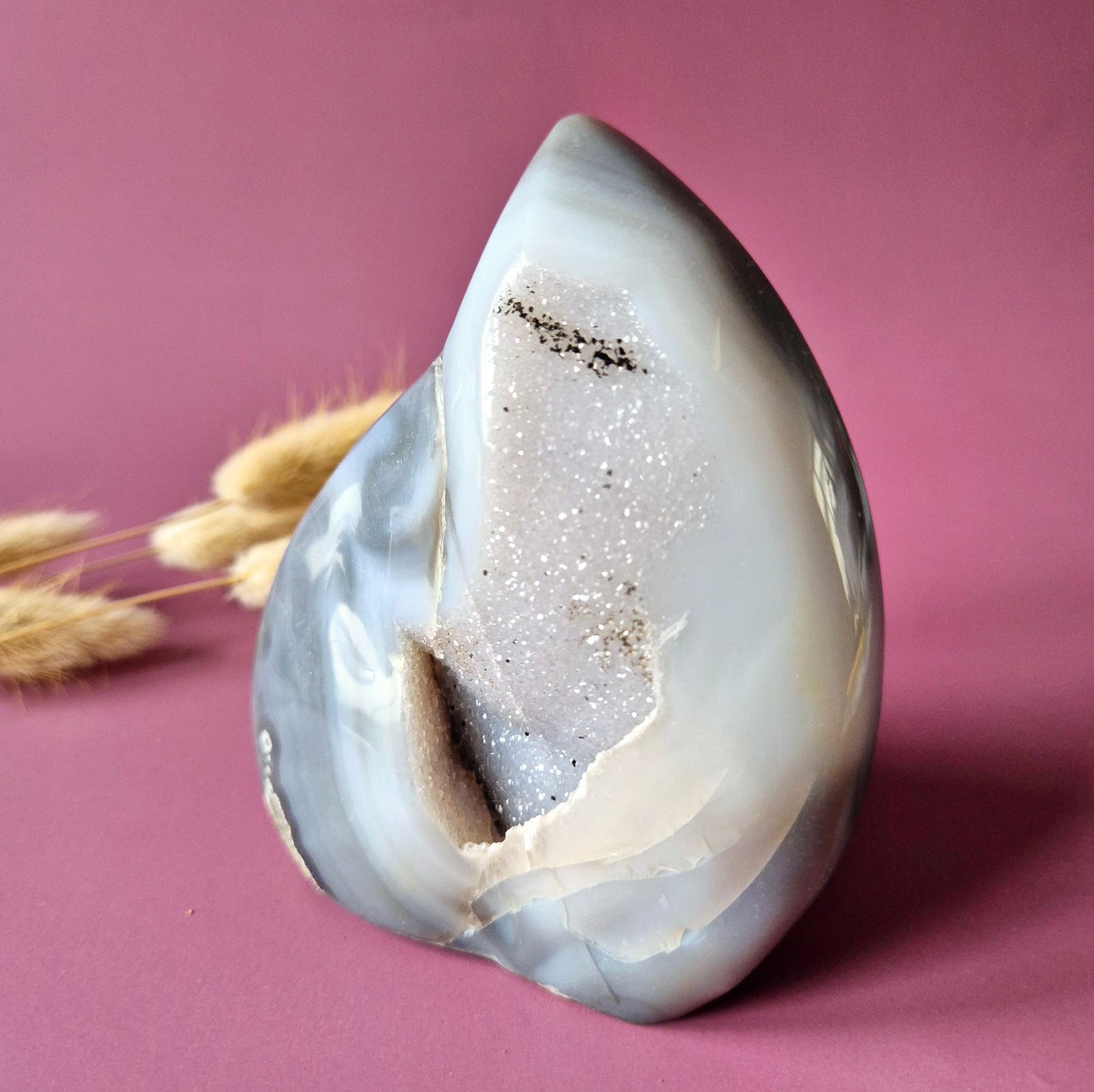 Druzy Grauer Achat - Tropfenförmiger stehender Edelsteinkristall - Nr. 12. 86 Gramm