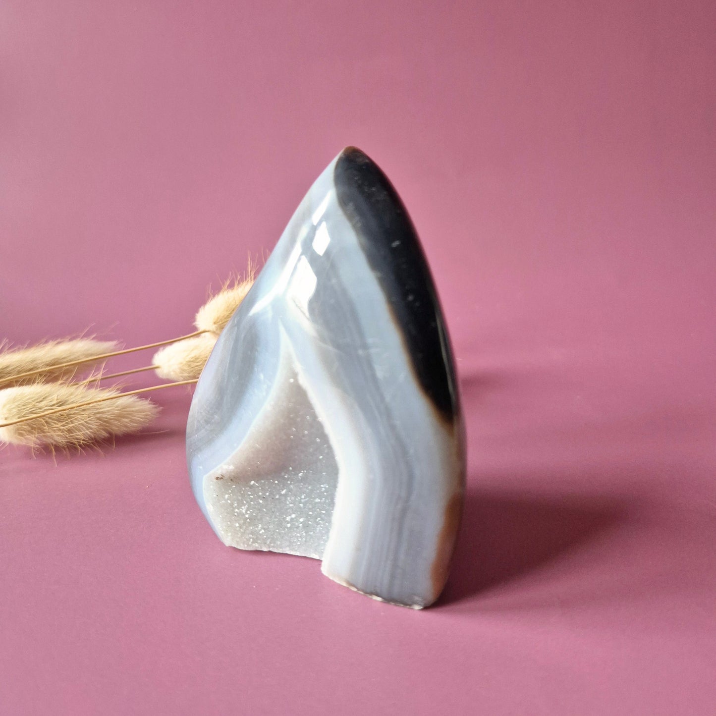 Druzy Grauer Achat - Tropfenförmiger stehender Edelsteinkristall - Nr. 12. 86 Gramm