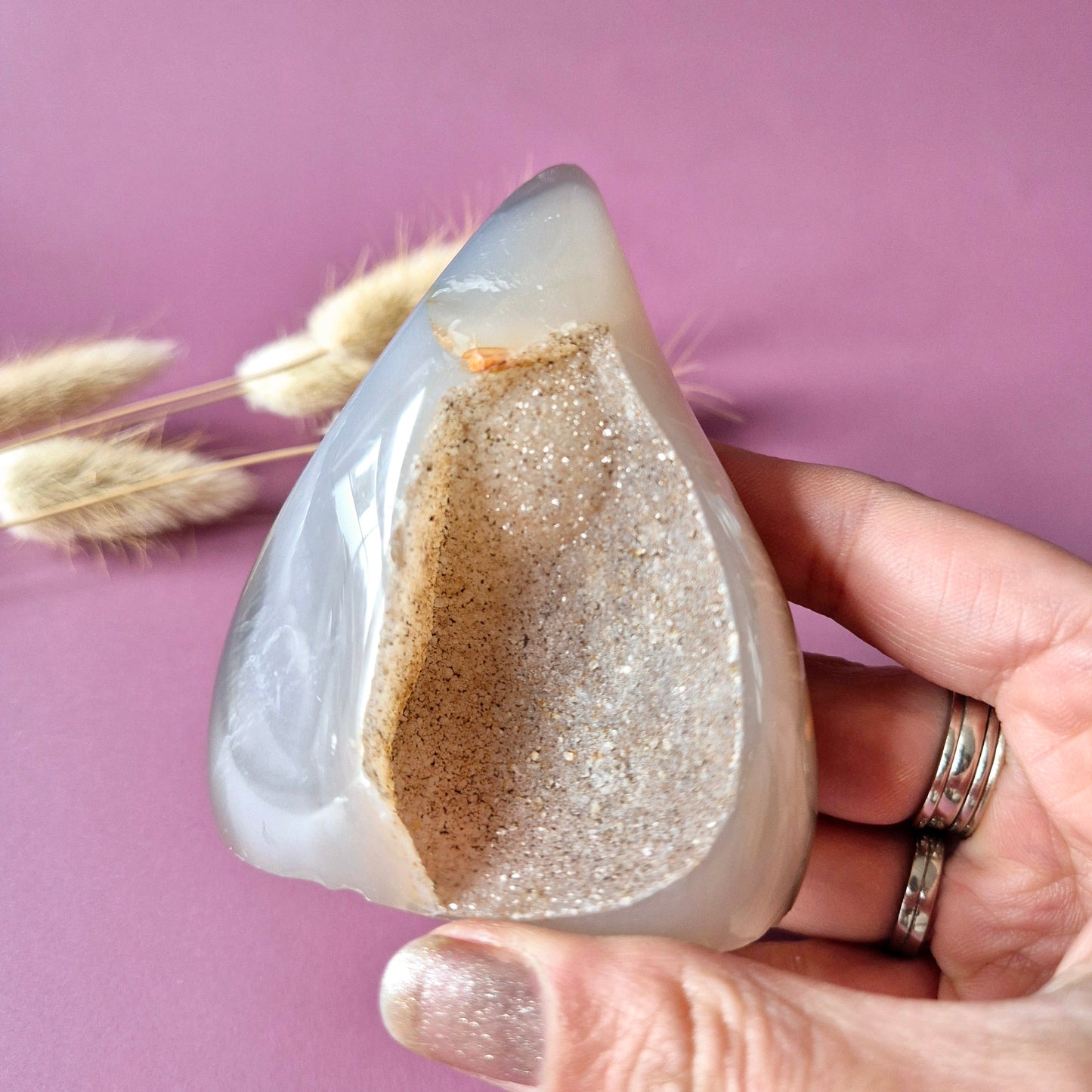 Druzy Grauer Achat - Tropfenförmiger stehender Edelsteinkristall - Nr. 12. 86 Gramm