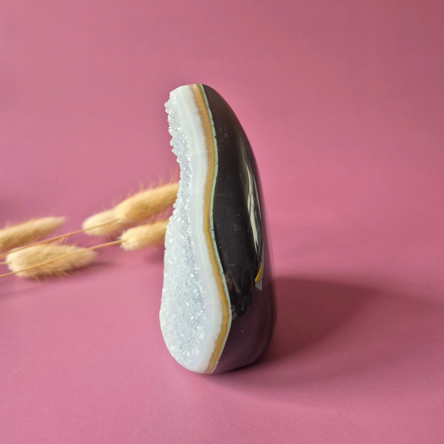 Druzy Grauer Achat - Tropfenförmiger stehender Edelsteinkristall - Nr. 12. 86 Gramm