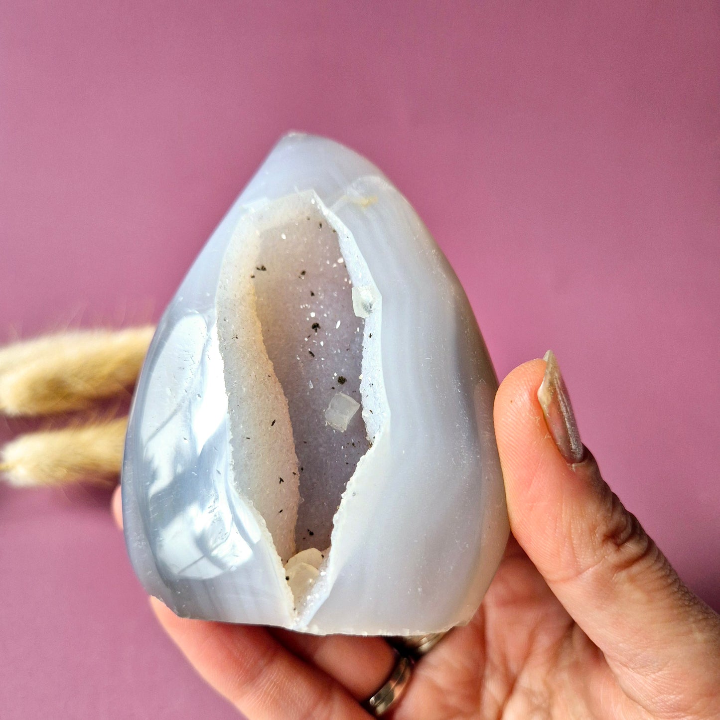 Druzy Grauer Achat - Tropfenförmiger stehender Edelsteinkristall - Nr. 12. 86 Gramm