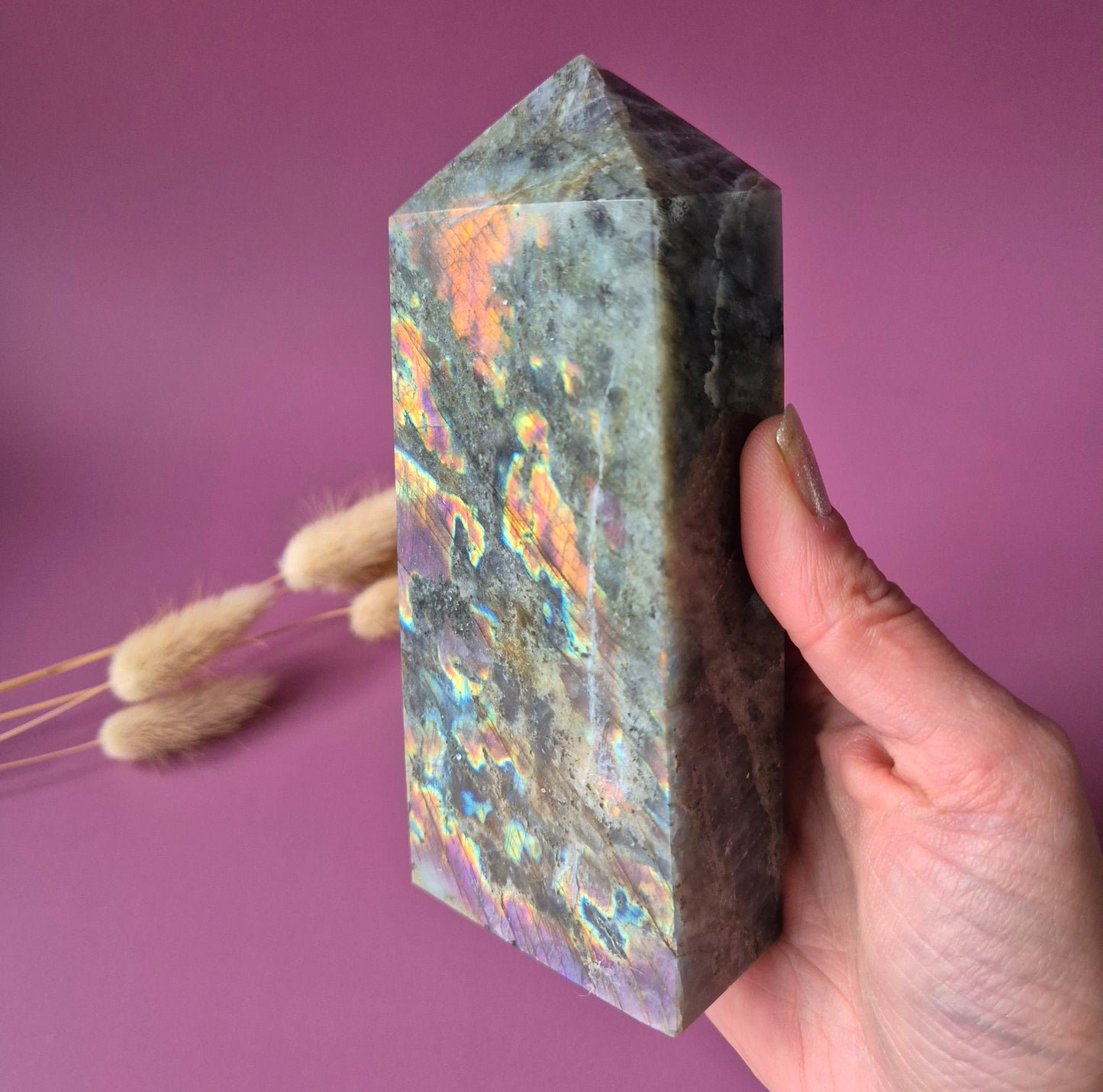 XL Edelsteen Paarse / Oranje Labradoriet Tower met Regenboog Flash – 568g