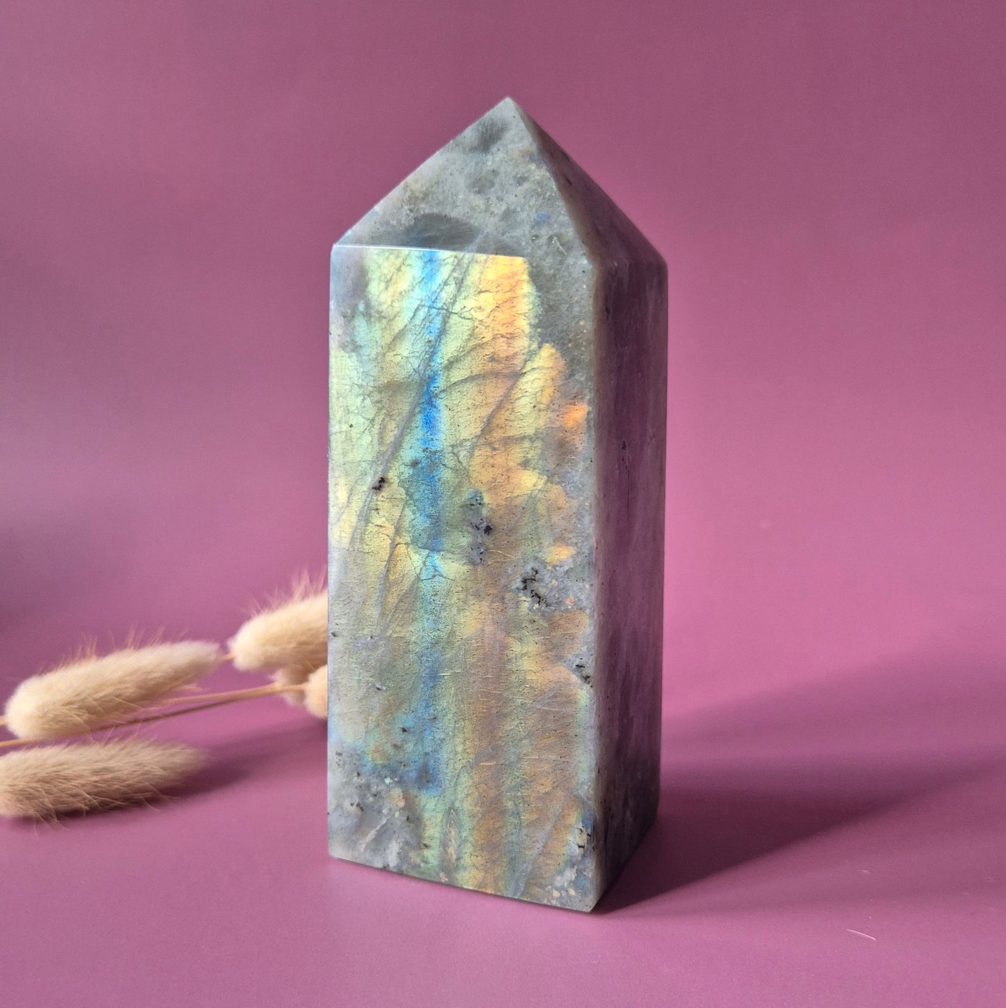 XL Edelsteen Paarse / Regenboog Labradoriet Tower met Rainbow Flash – 548g