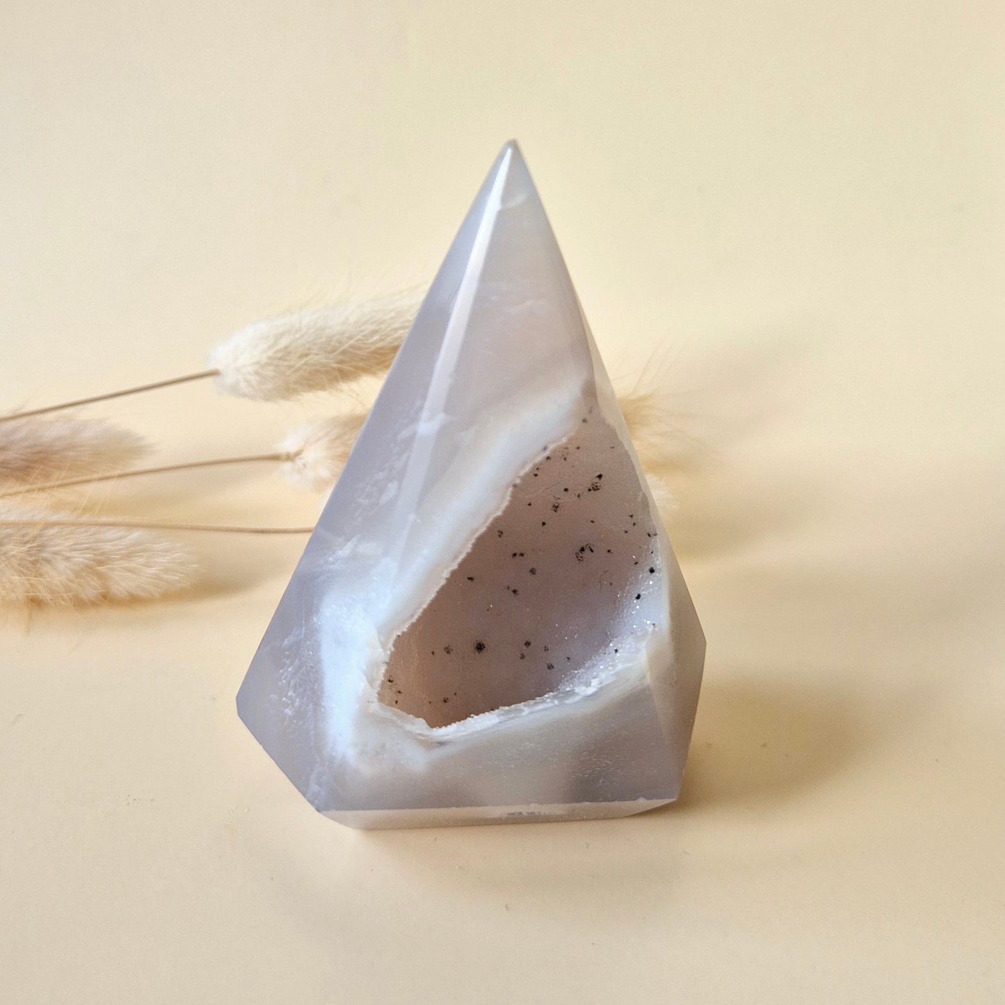 Druzy Grauer Achat - Tropfenförmiger stehender Edelsteinkristall - Nr. 12. 86 Gramm