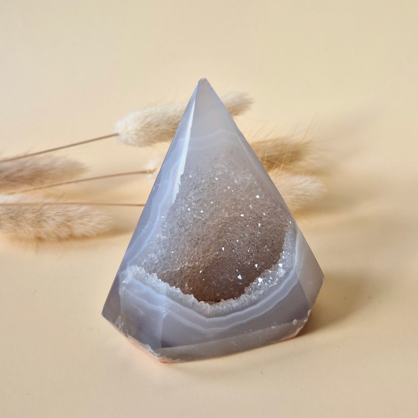 Druzy Grauer Achat - Tropfenförmiger stehender Edelsteinkristall - Nr. 12. 86 Gramm