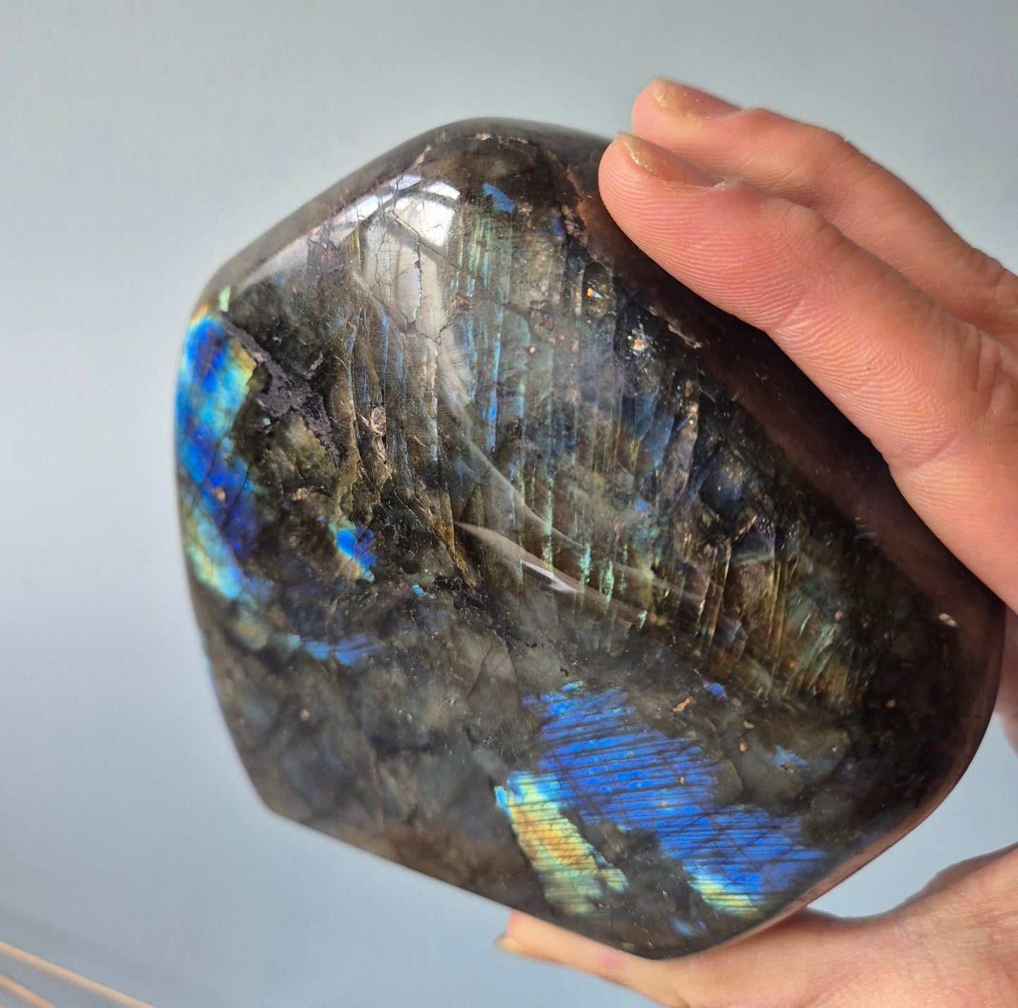 Gemstone Purple Labradorite Heart Palm Stone – Intuition, Protection & Mystical Power