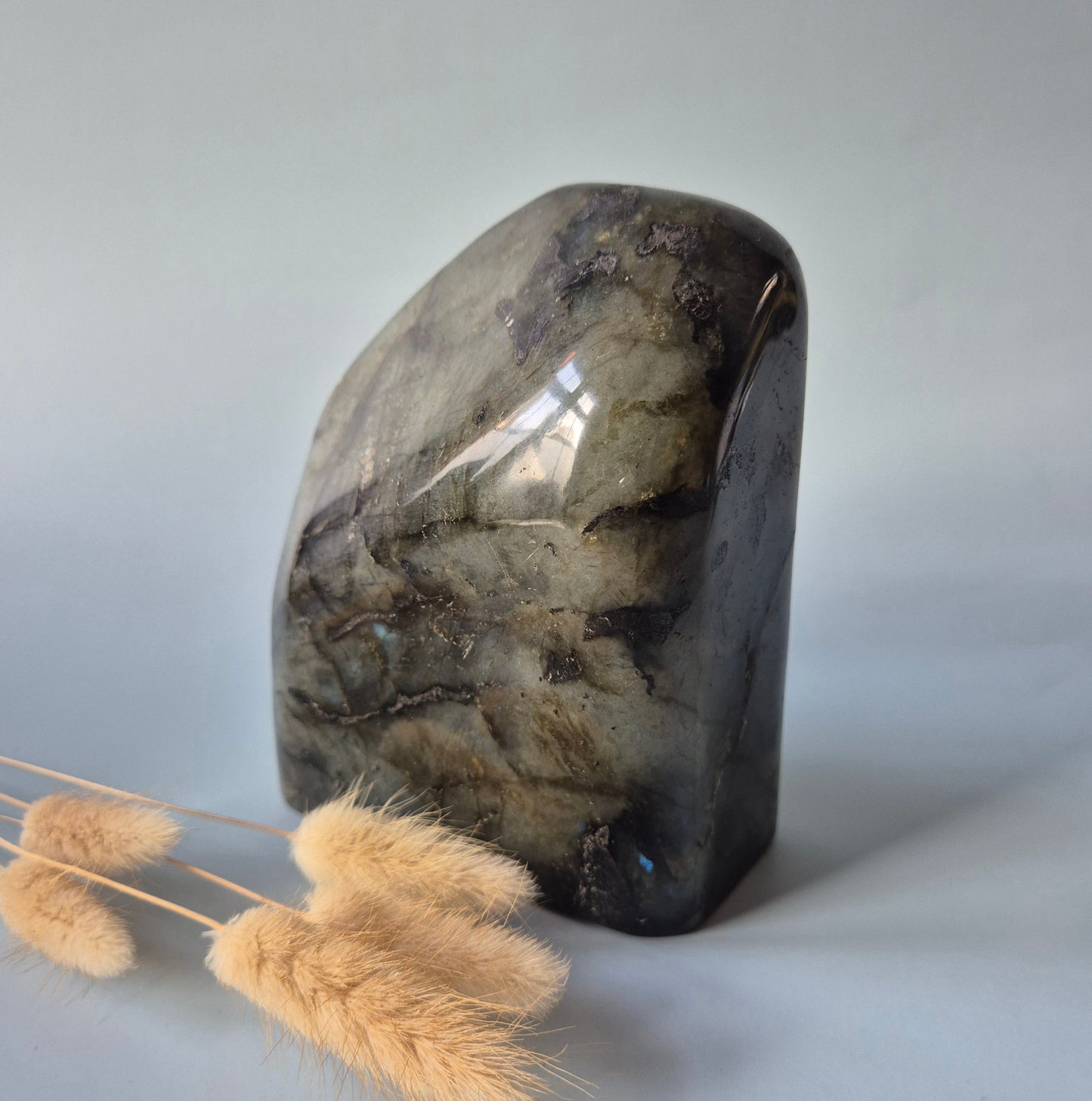 Gemstone Purple Labradorite Heart Palm Stone – Intuition, Protection & Mystical Power