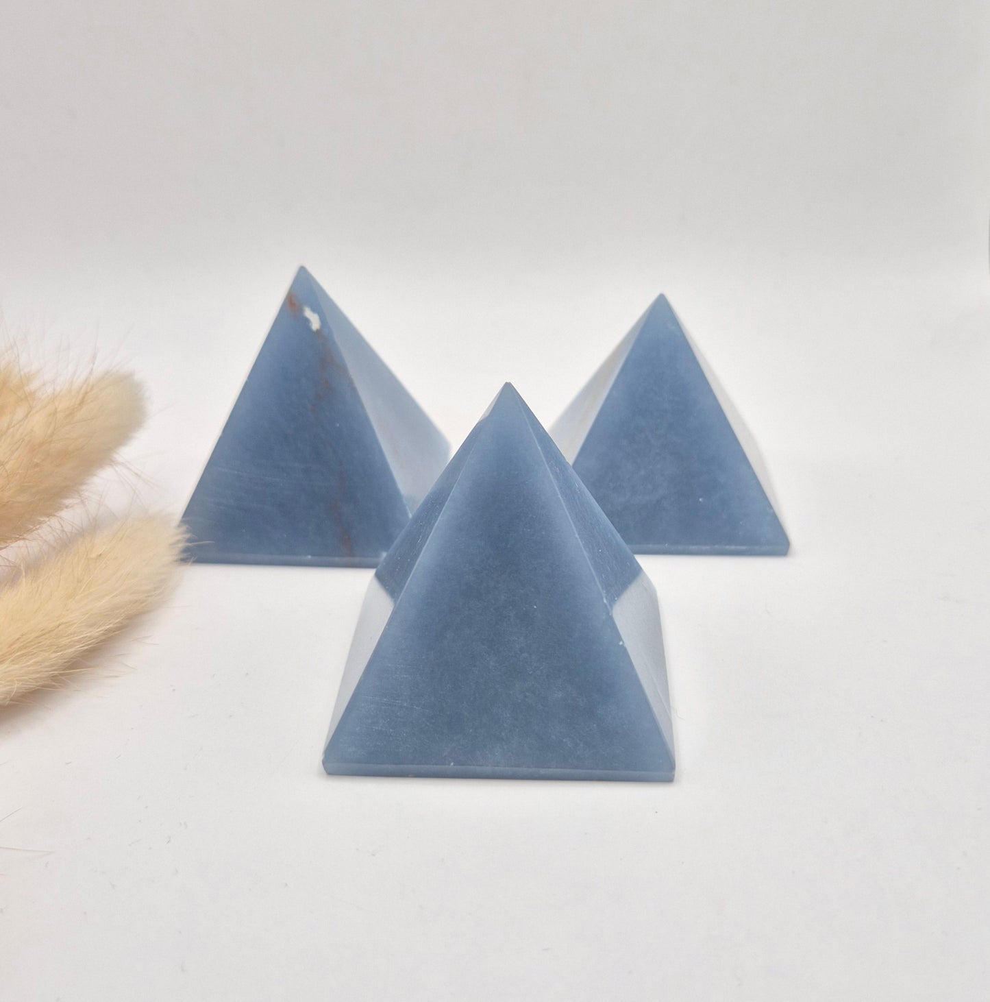 Angeliet Piramide (±5 cm) – Kalmerende Edelsteen voor Rust & Spirituele Verbinding