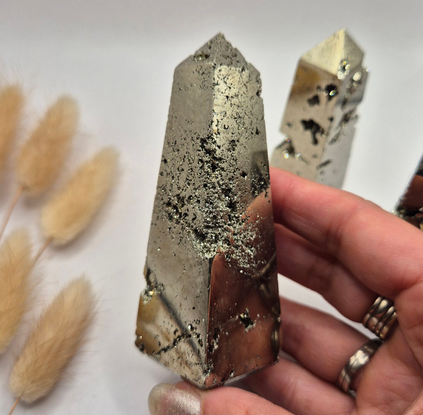 A+ Pyriet Toren uit Peru 8-10cm – Hoge Kwaliteit met Druzy & Metallic Glans Edelsteen Obelisk